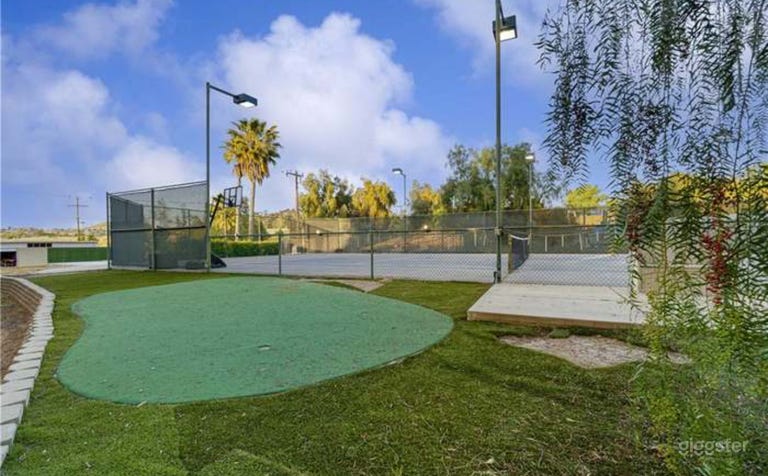  Private Tennis Court w/ BBall Hoops & Scenic Mountain Vi 