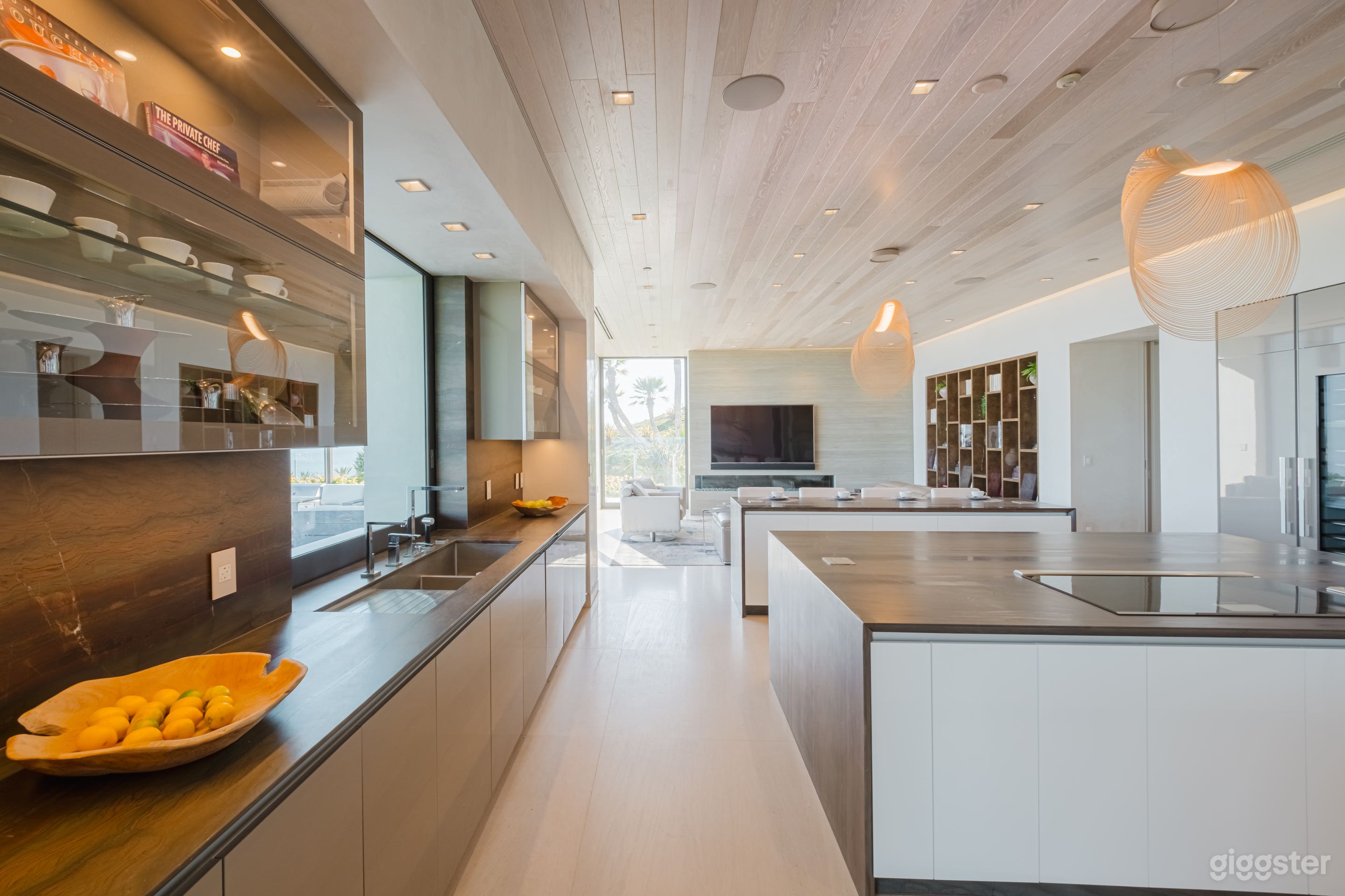 COASTAL ELEGANCE: MODERN MARVEL IN MALIBU Photo 4