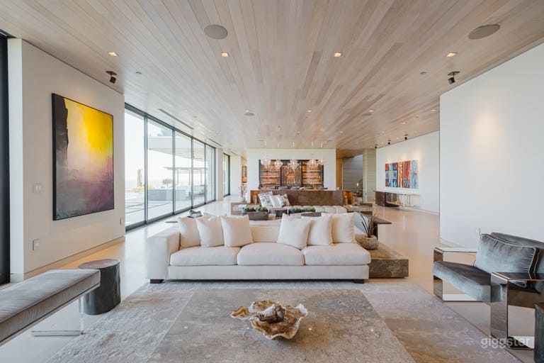  COASTAL ELEGANCE: MODERN MARVEL IN MALIBU 