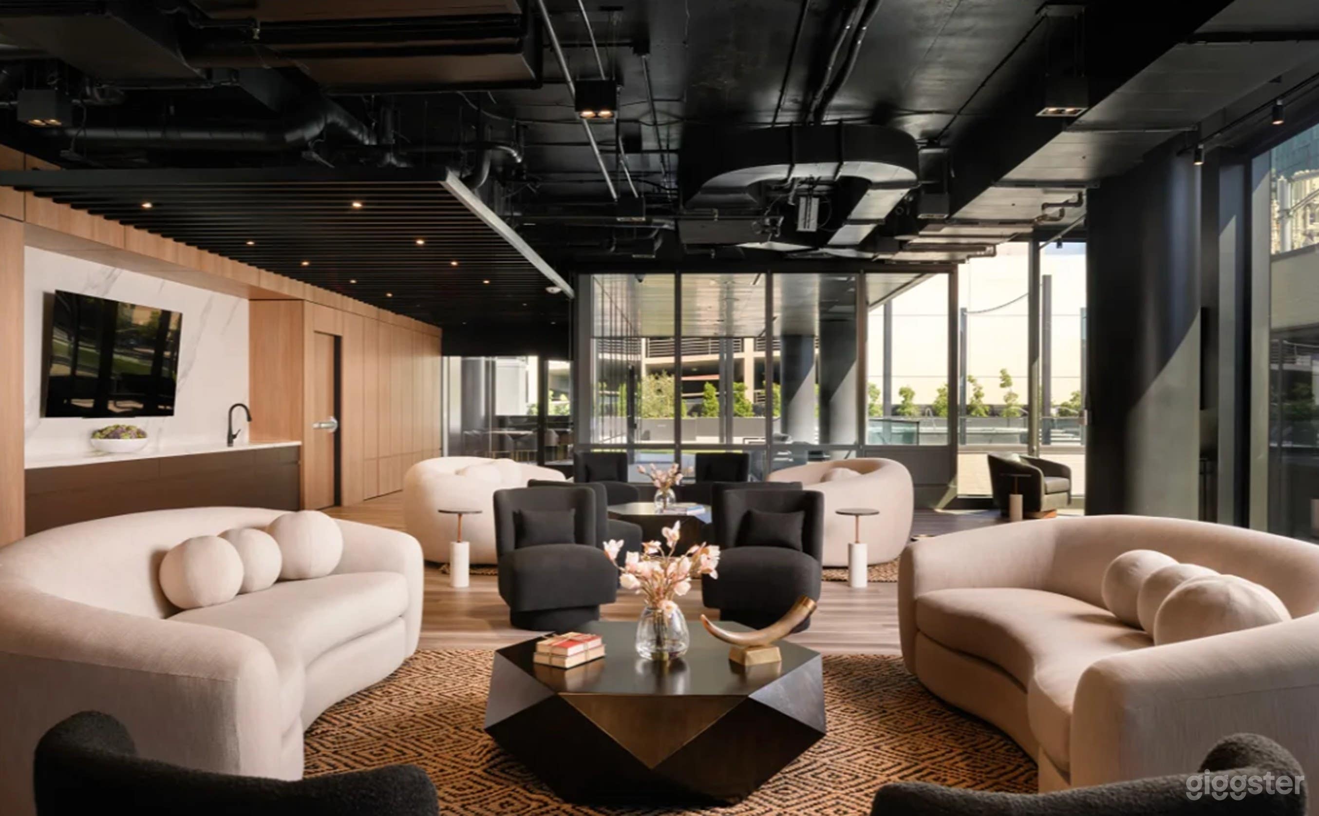 Grand Club Lounge Photo 3