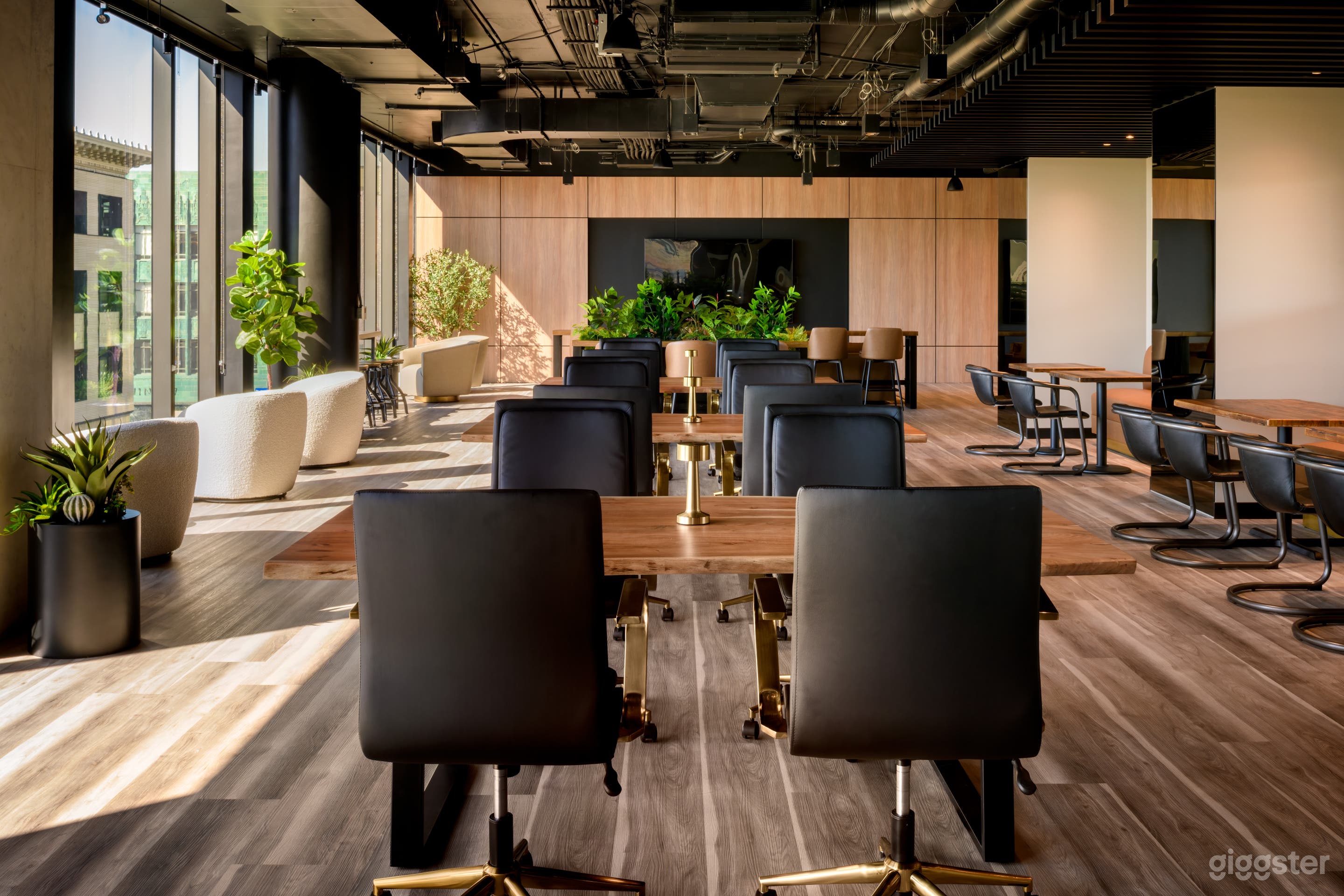 Grand Club Lounge Photo 2