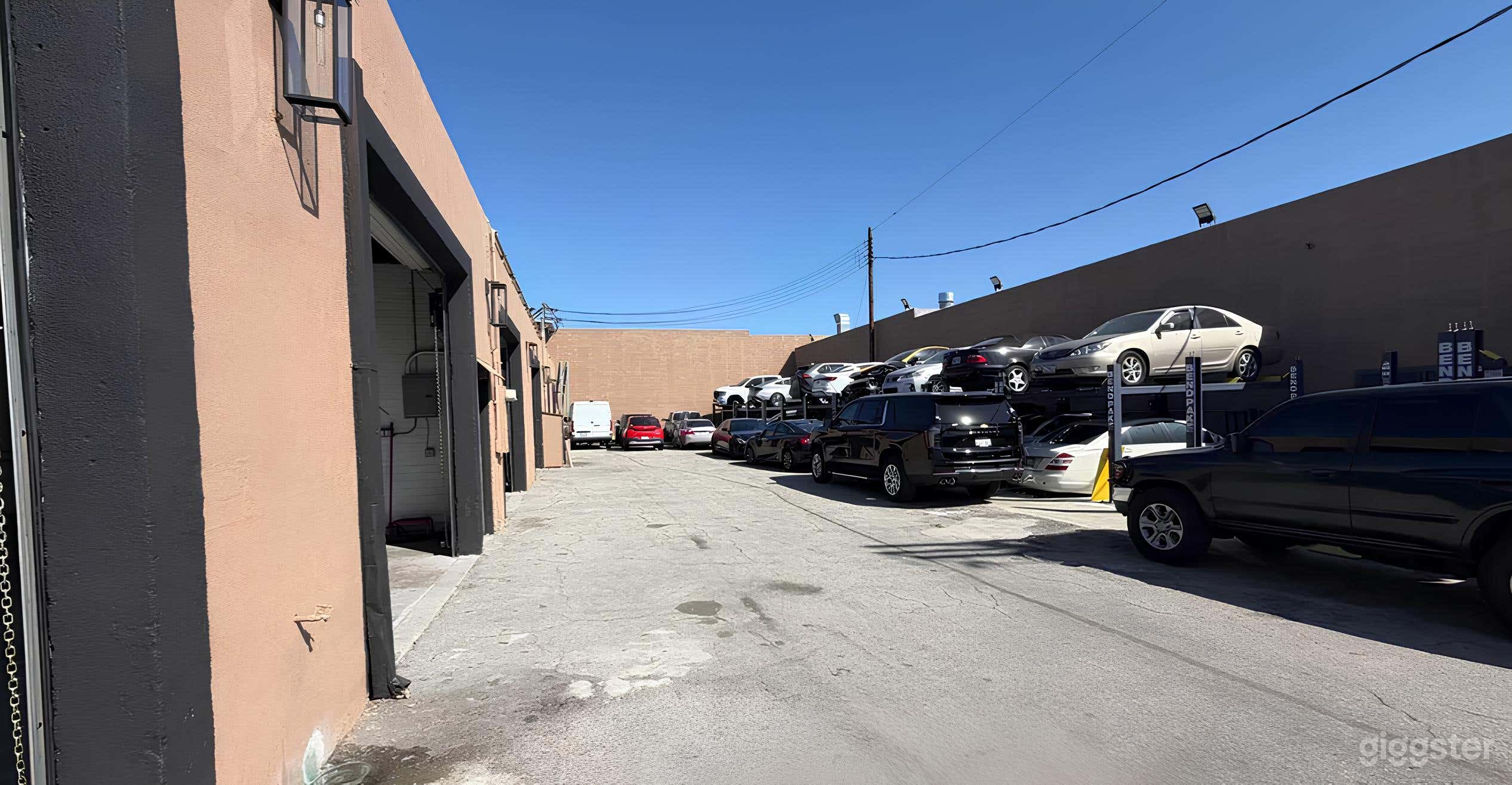 Versatile Showroom and Body Shop Exterior Photo 2