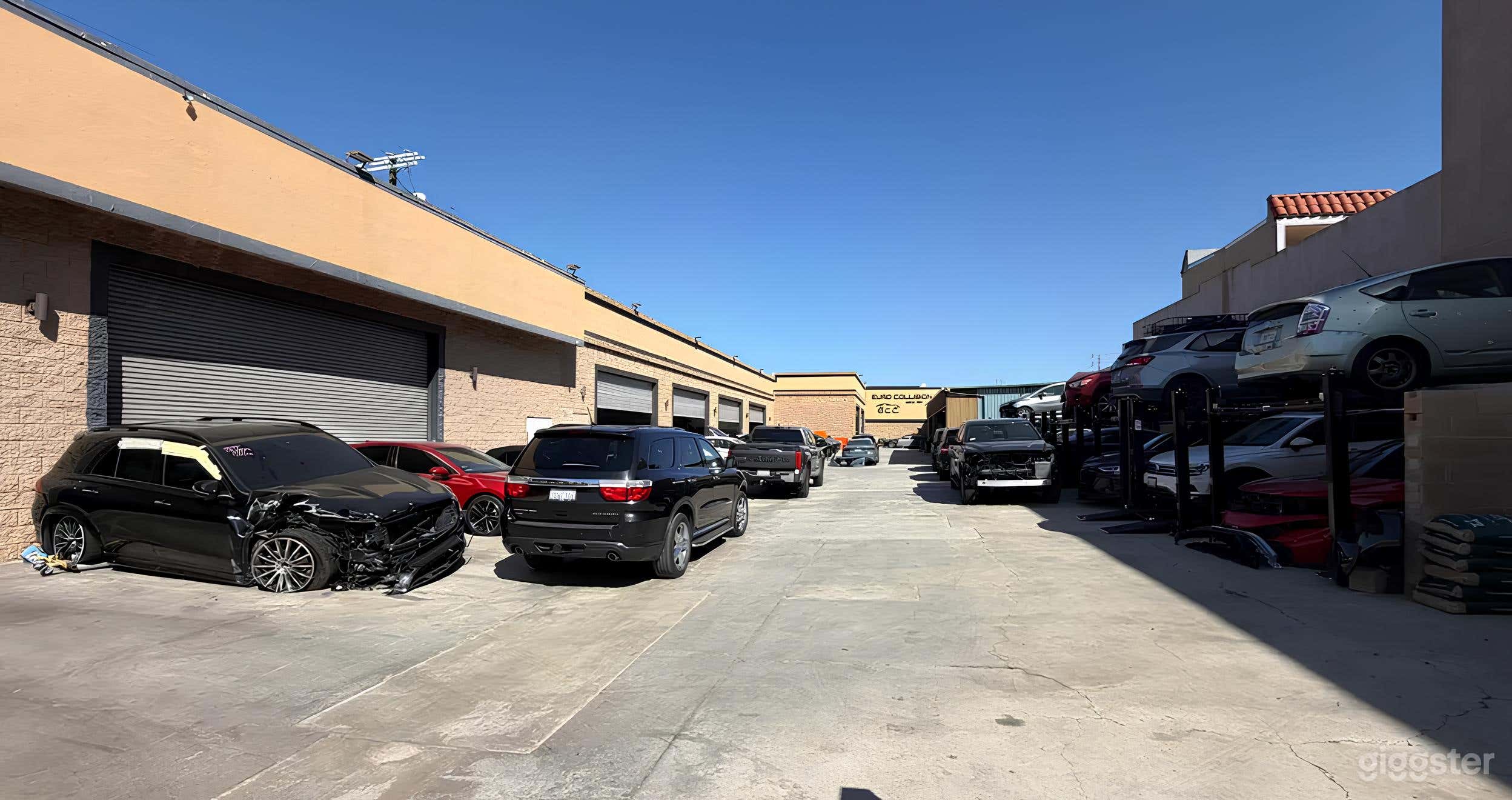 Versatile Showroom and Body Shop Exterior Photo 1