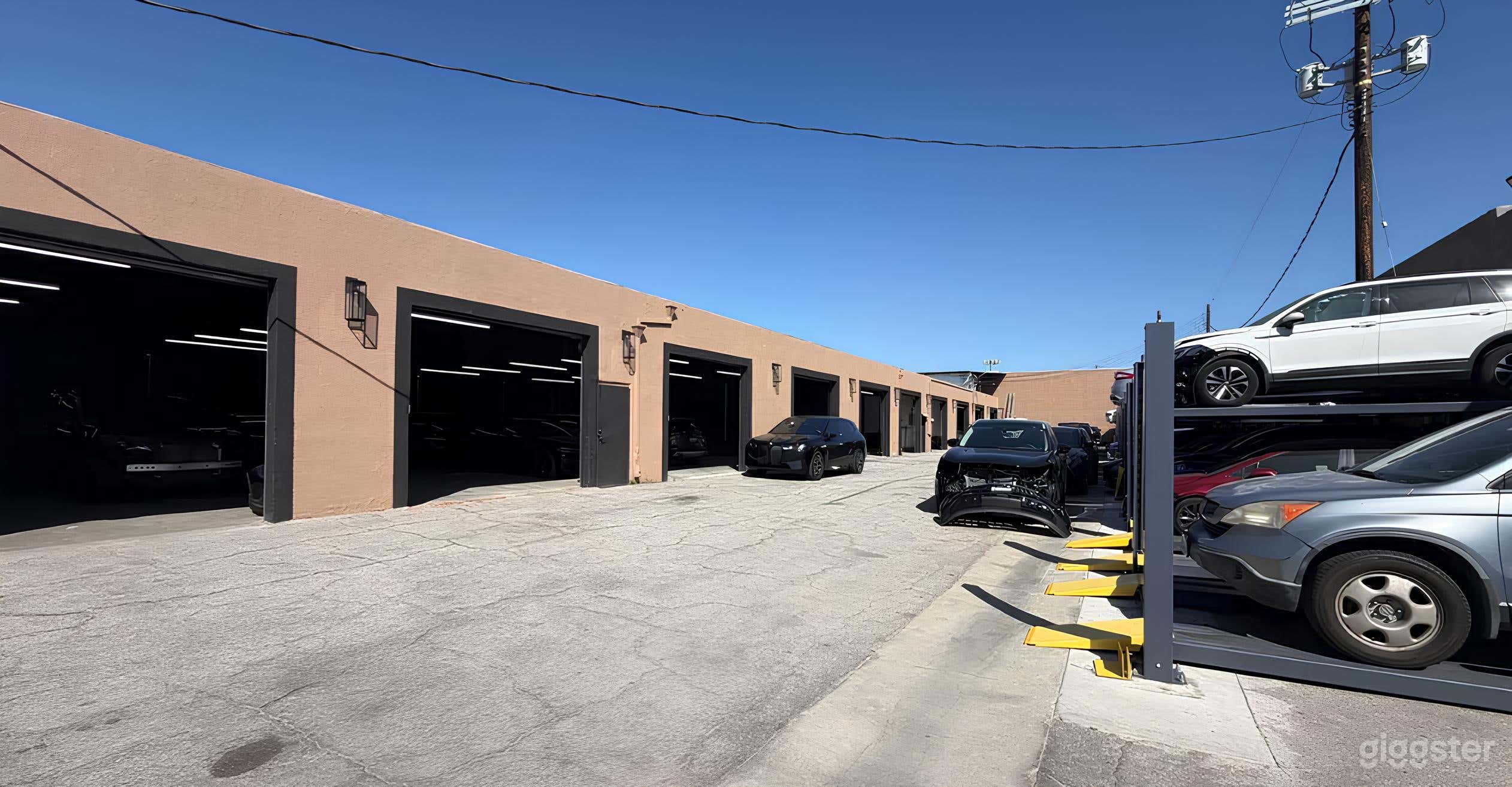 Versatile Showroom and Body Shop Exterior Photo 3