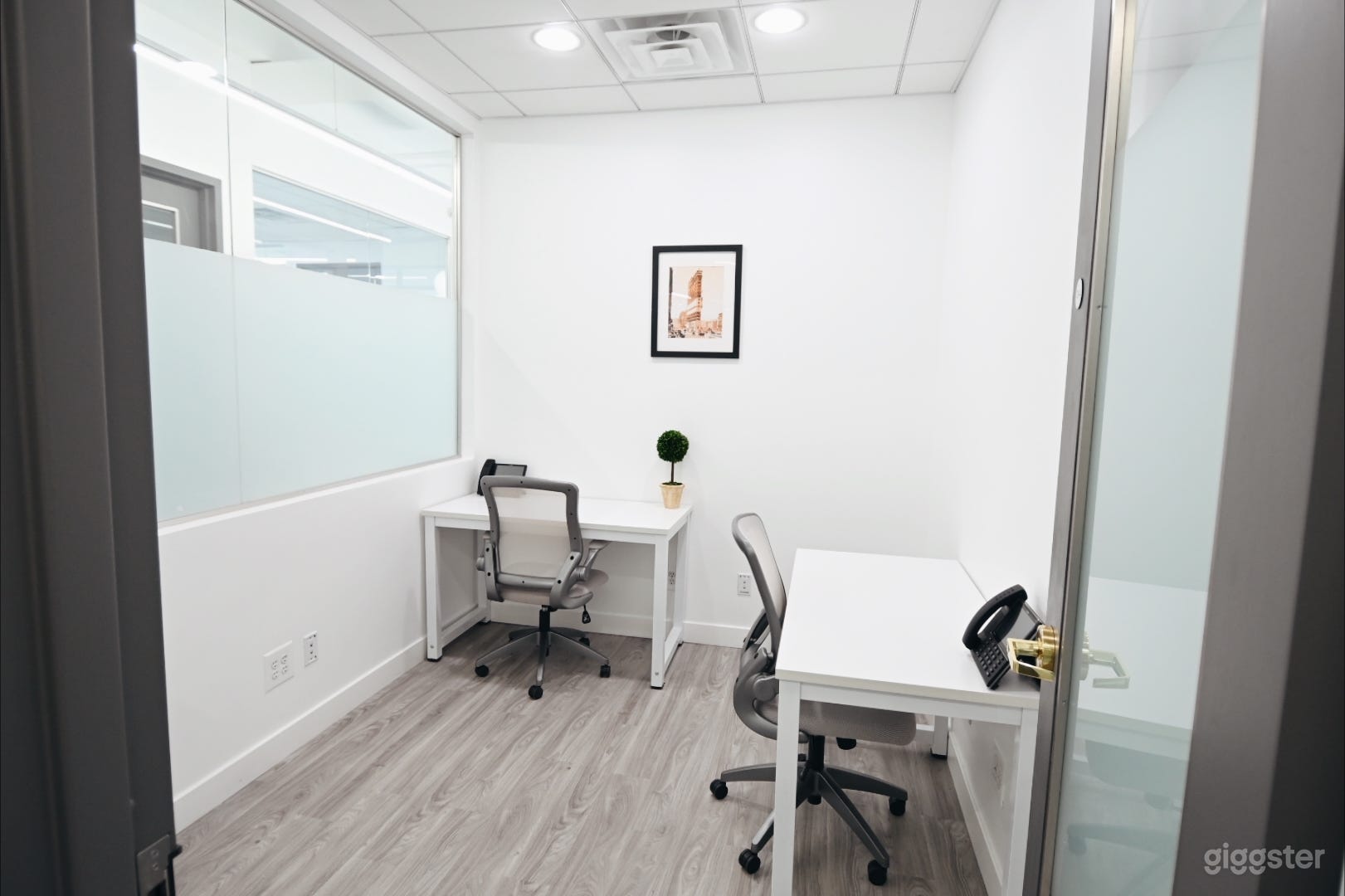 Suite 1244: Meeting Room for up to 4 Photo 2