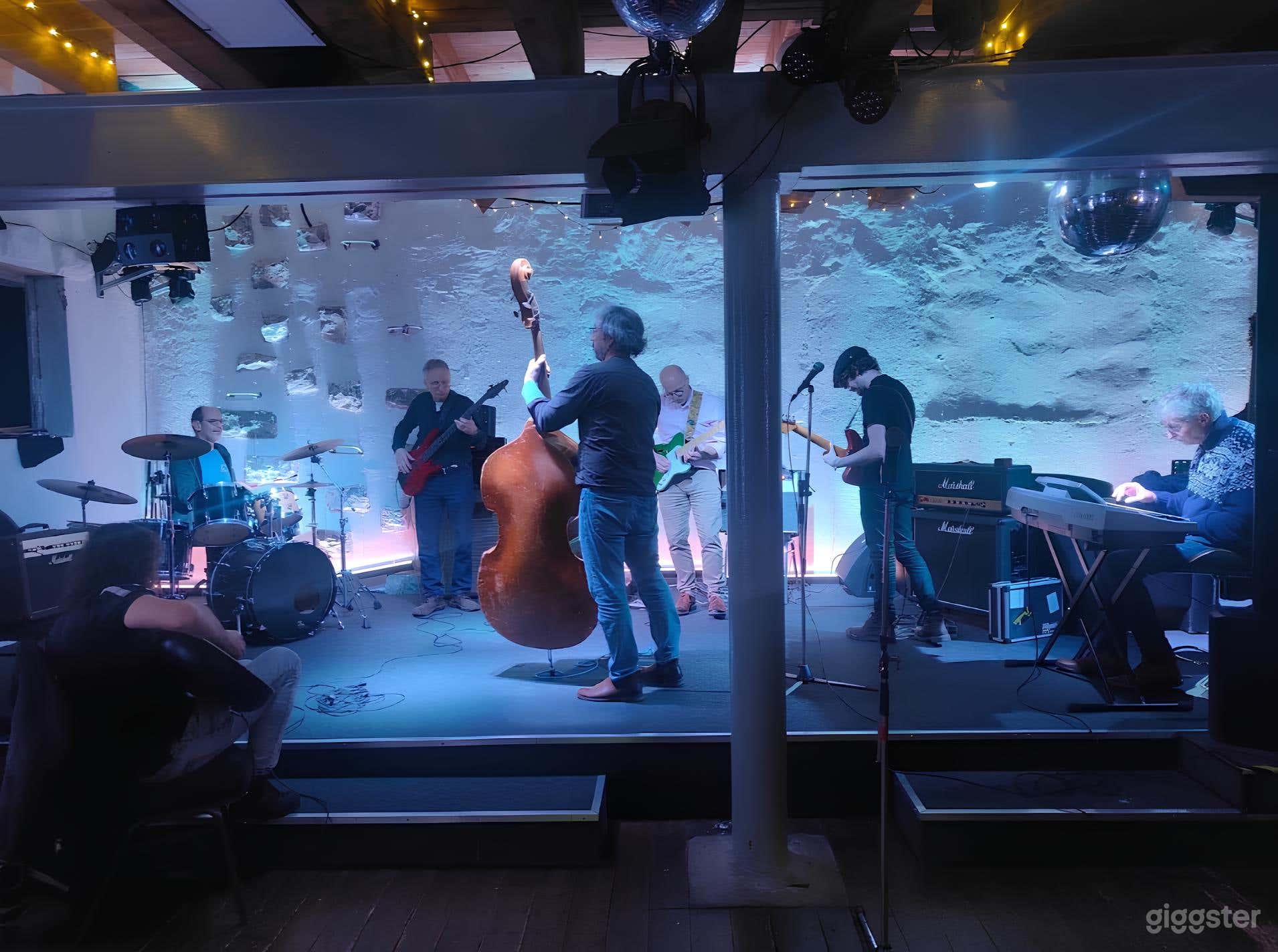 Atmosphärische Bar für alle Anlässe Foto 4