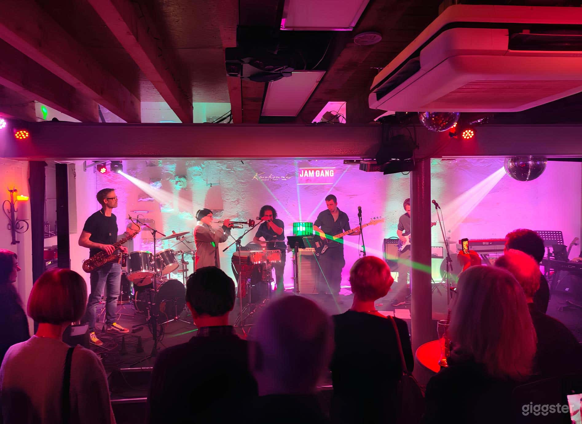 Atmosphärische Bar für alle Anlässe Foto 1