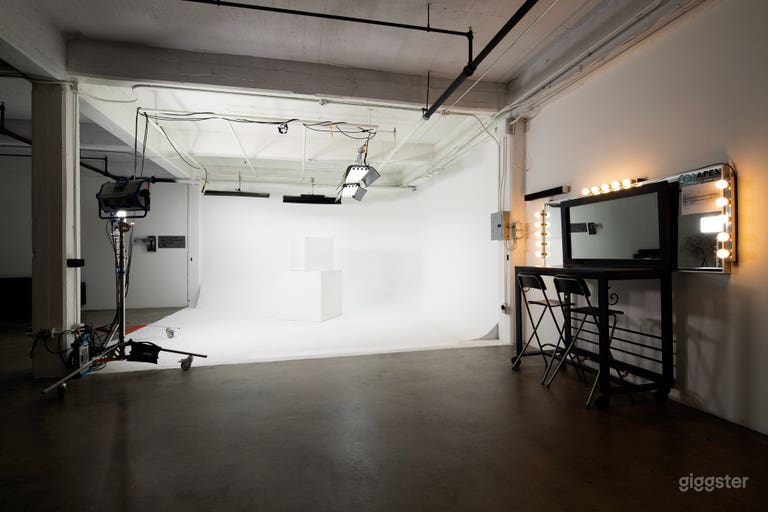  Studio B Cyclorama - Note:equipment is shown for display purposes only. 