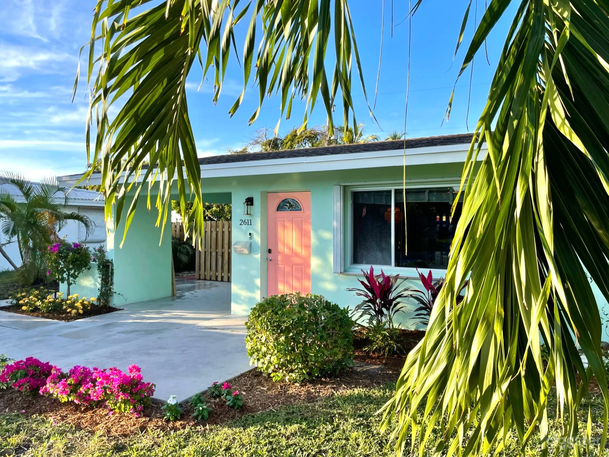 Chez Jasmin: Retro MCM Bungalow+Tropical Landscaping+Hot Tub Photo 1
