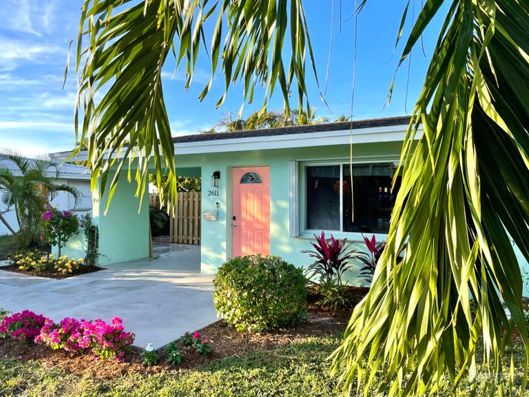  Chez Jasmin: Retro MCM Bungalow+Tropical Landscaping+Hot Tub 