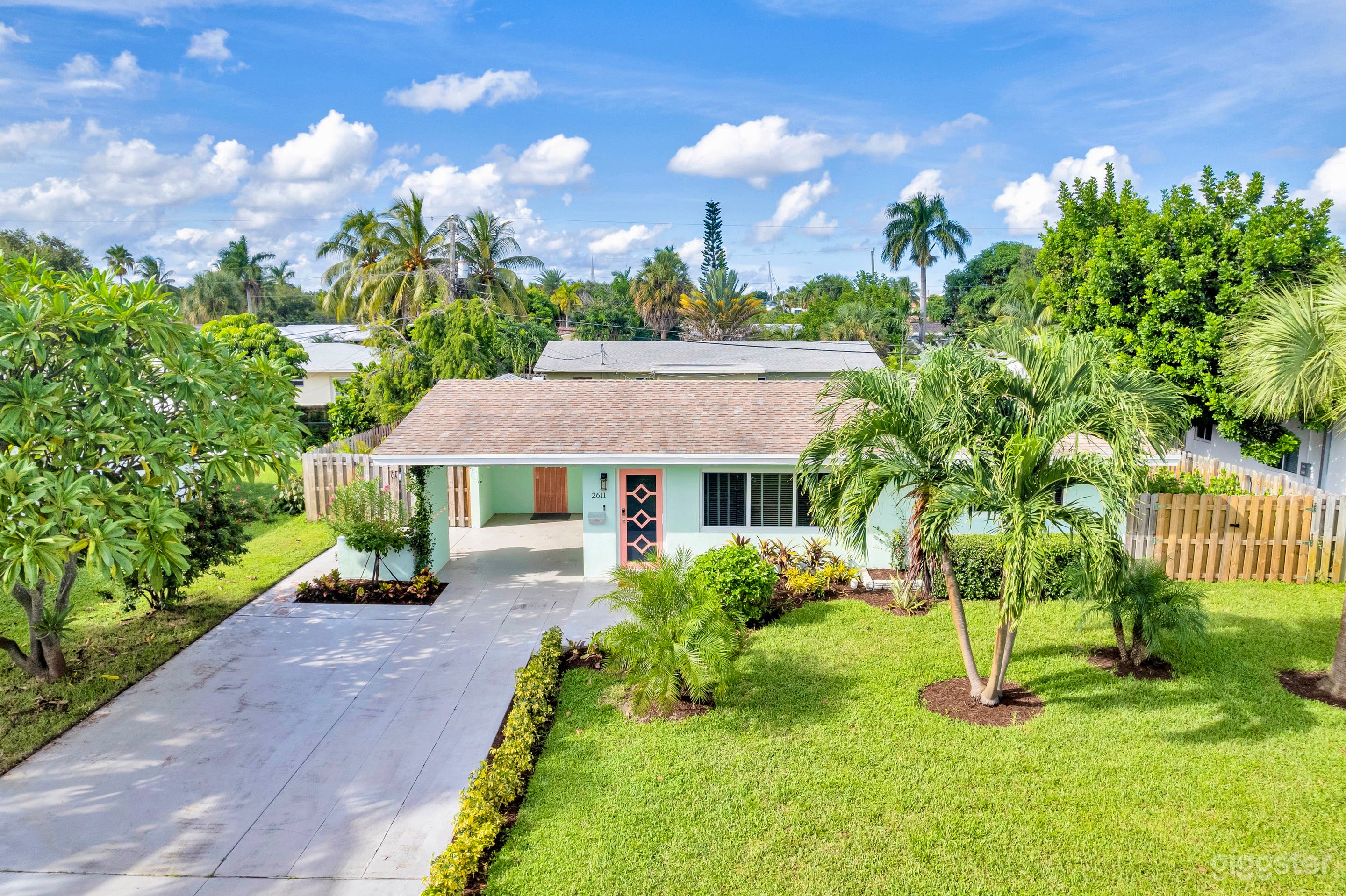 Chez Jasmin: Retro MCM Bungalow+Tropical Landscaping+Hot Tub Photo 3