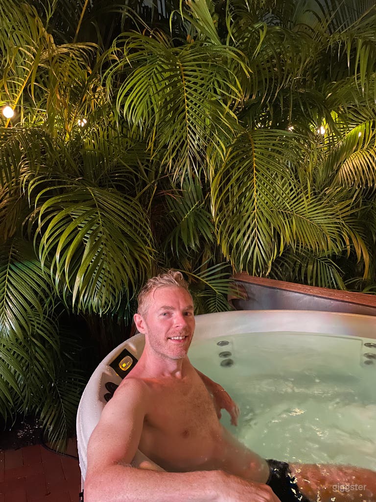  Chez Jasmin: Retro MCM Bungalow+Tropical Landscaping+Hot Tub 