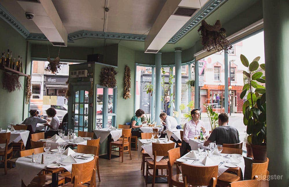 Amazing Ground Floor French Restaurant in London Photo 1