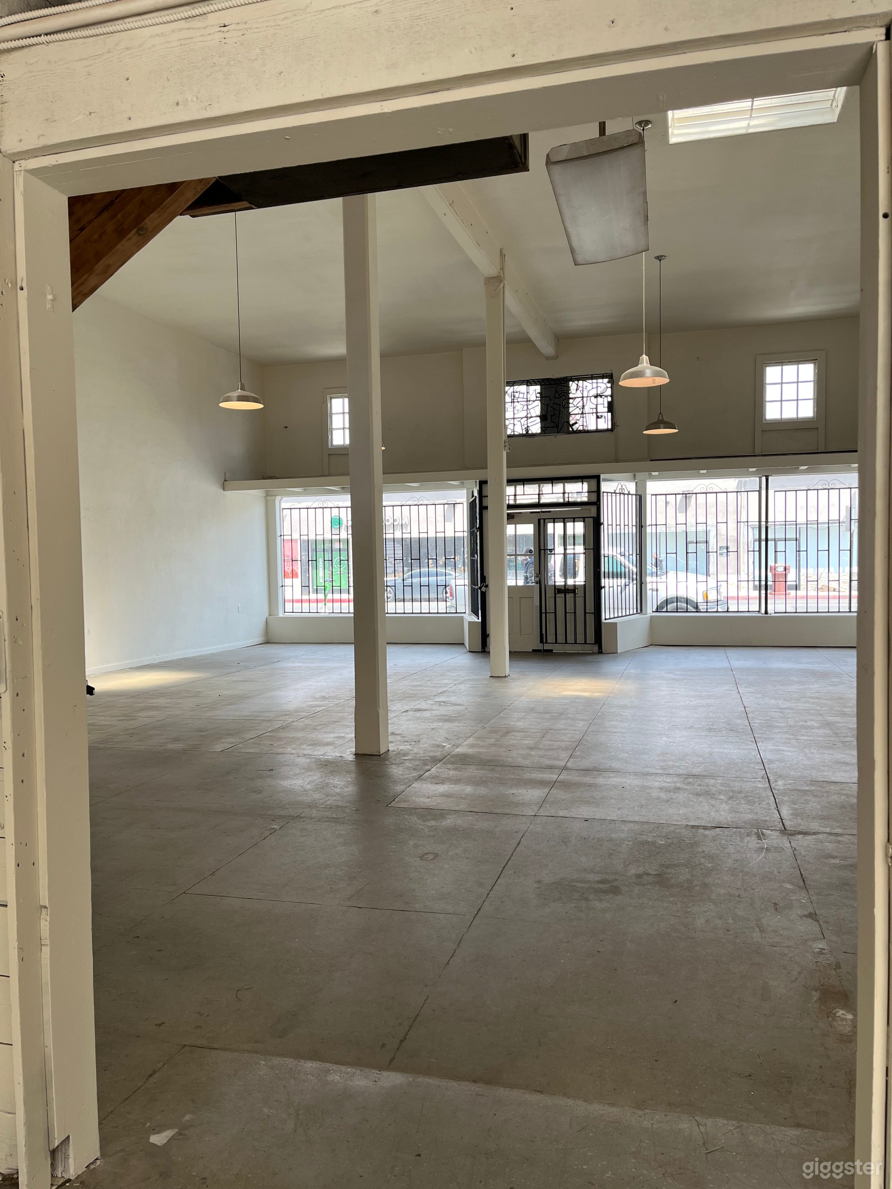 Bright, spacious, high ceilings for small business Photo 2