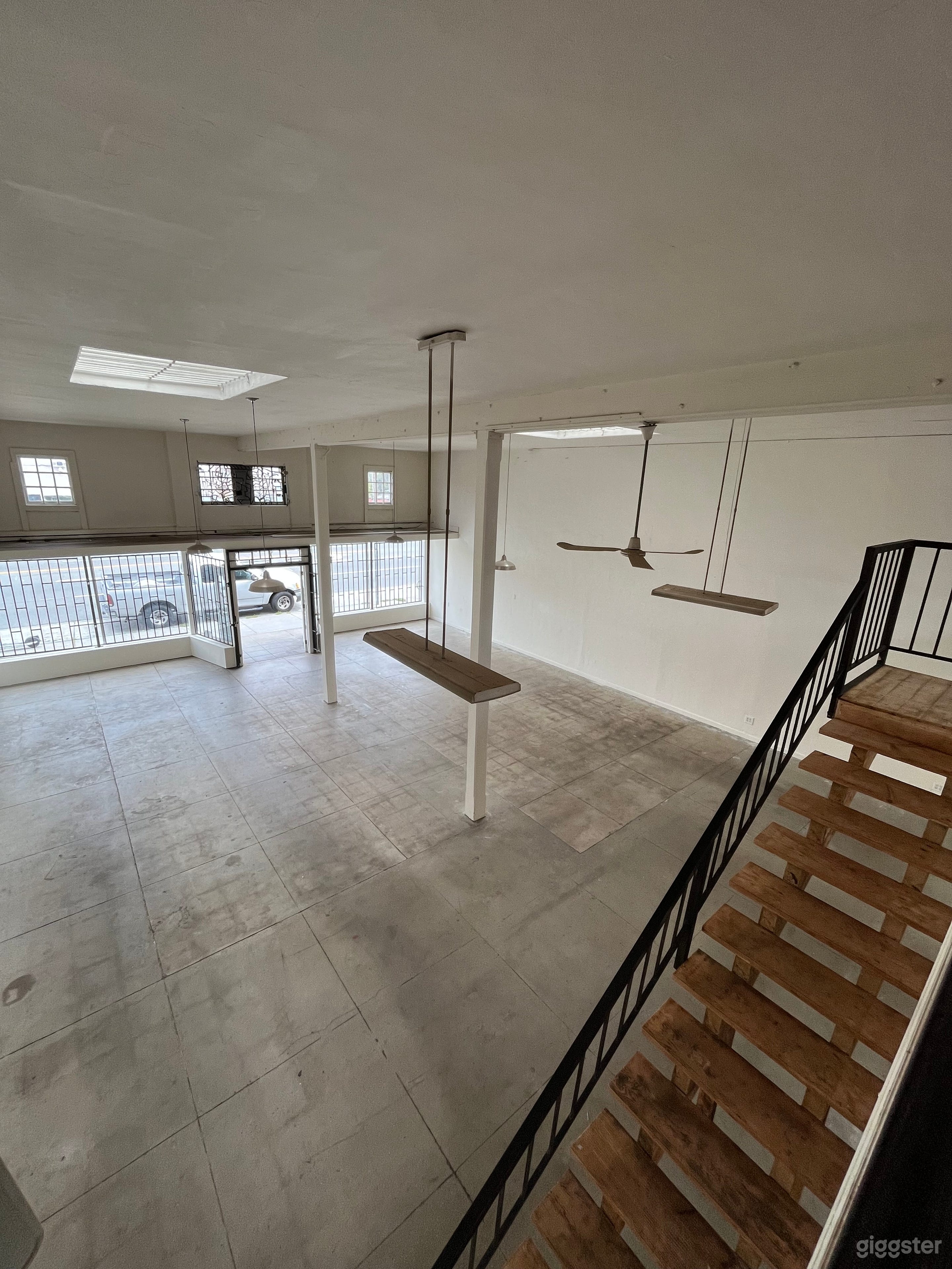 Bright, spacious, high ceilings for small business Photo 4