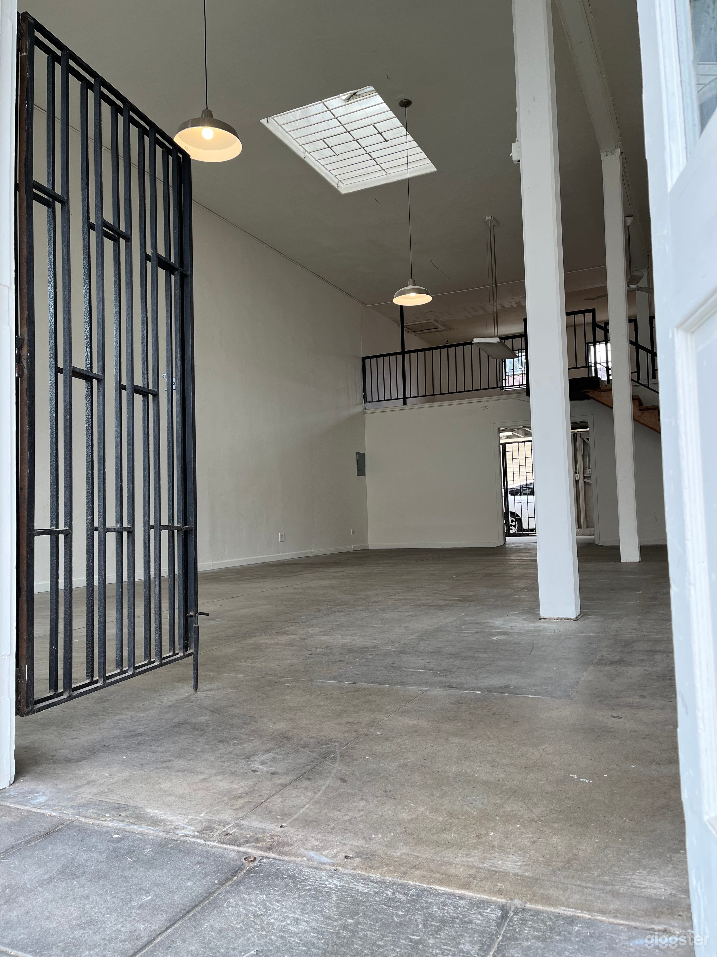 Bright, spacious, high ceilings for small business Photo 3