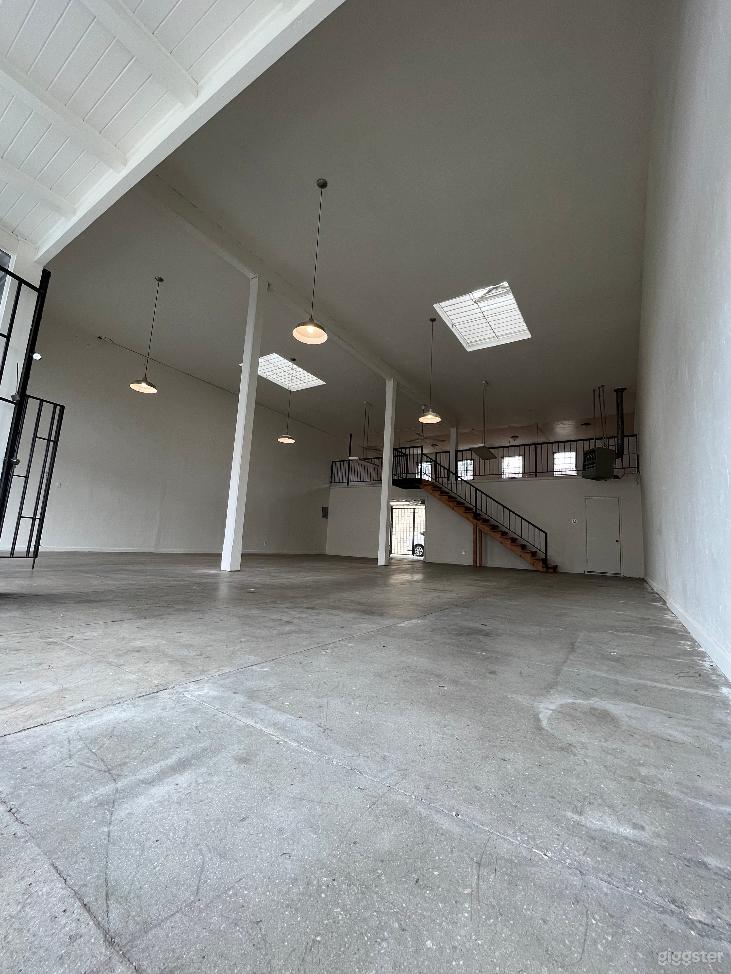 Bright, spacious, high ceilings for small business Photo 1