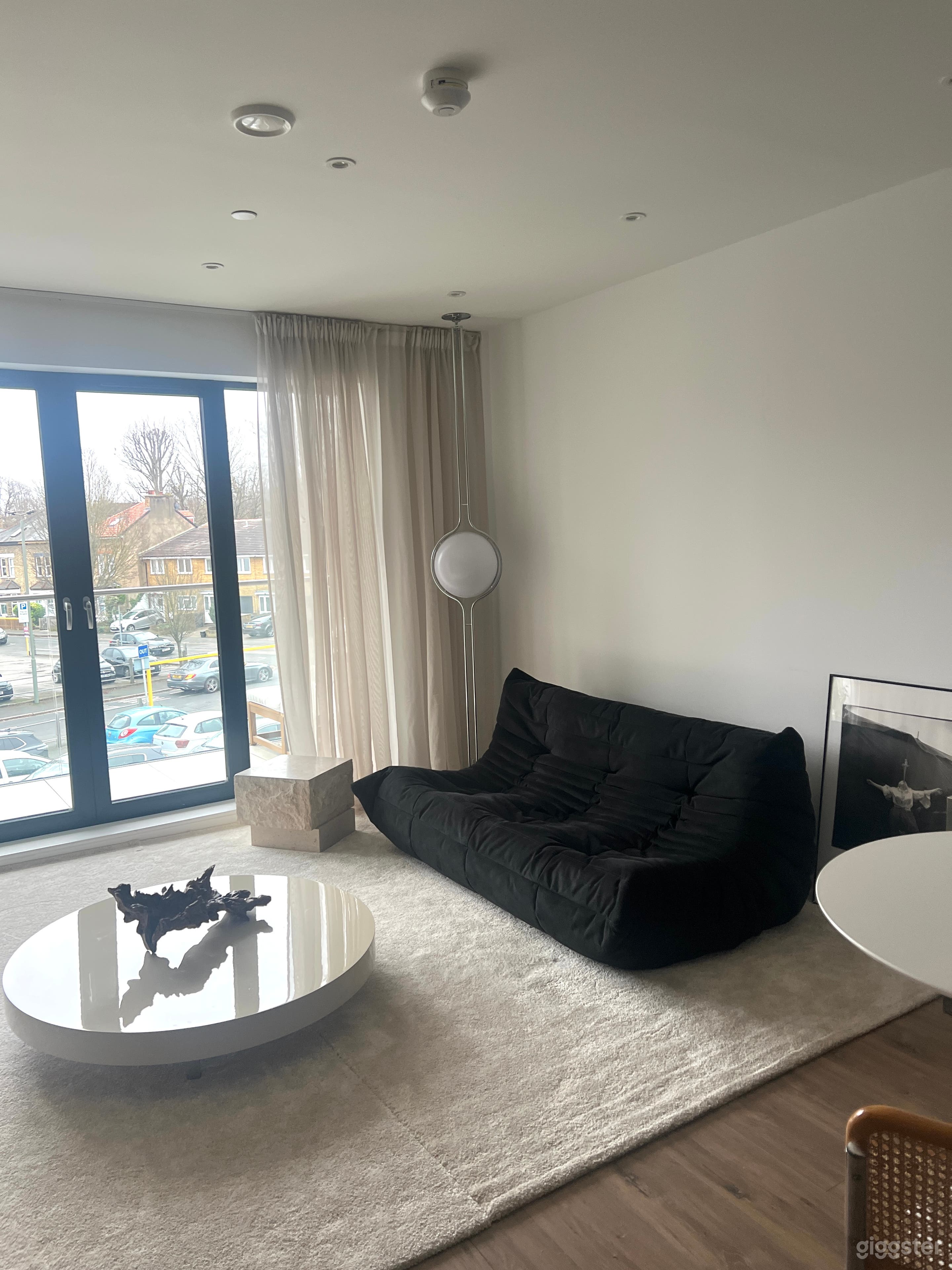 Stylish Studio Flat - with Designer Furniture Photo 1