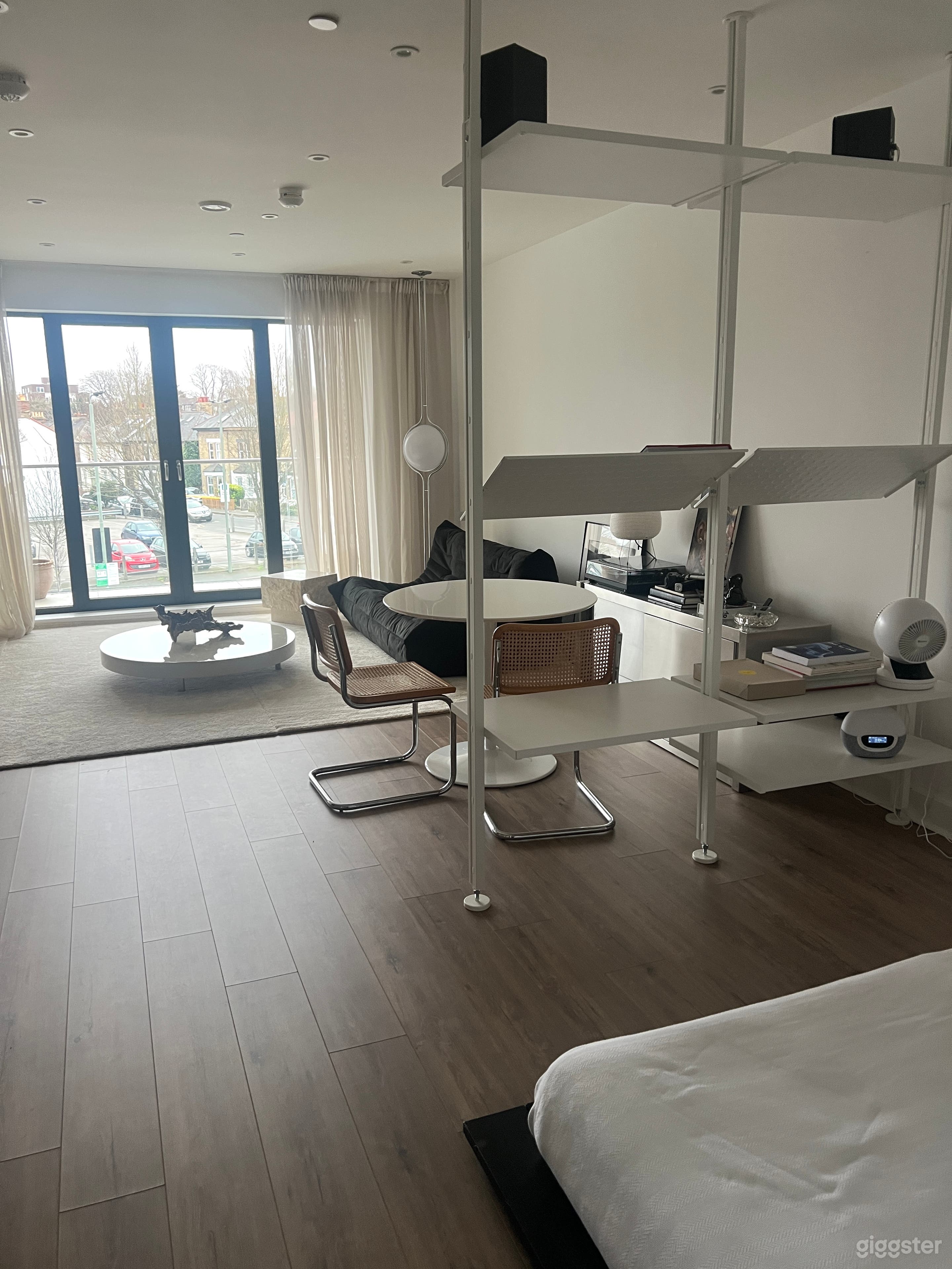 Stylish Studio Flat - with Designer Furniture Photo 3