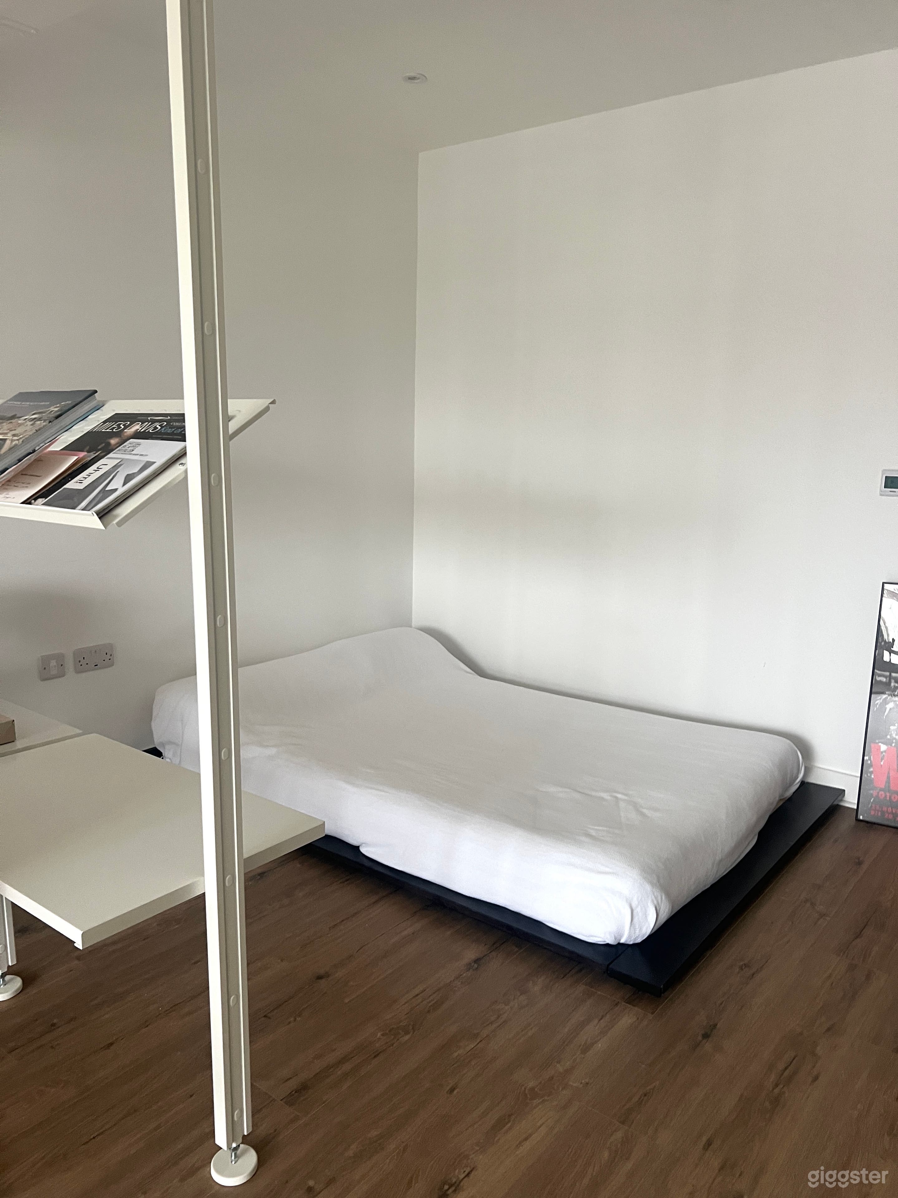 Stylish Studio Flat - with Designer Furniture Photo 4