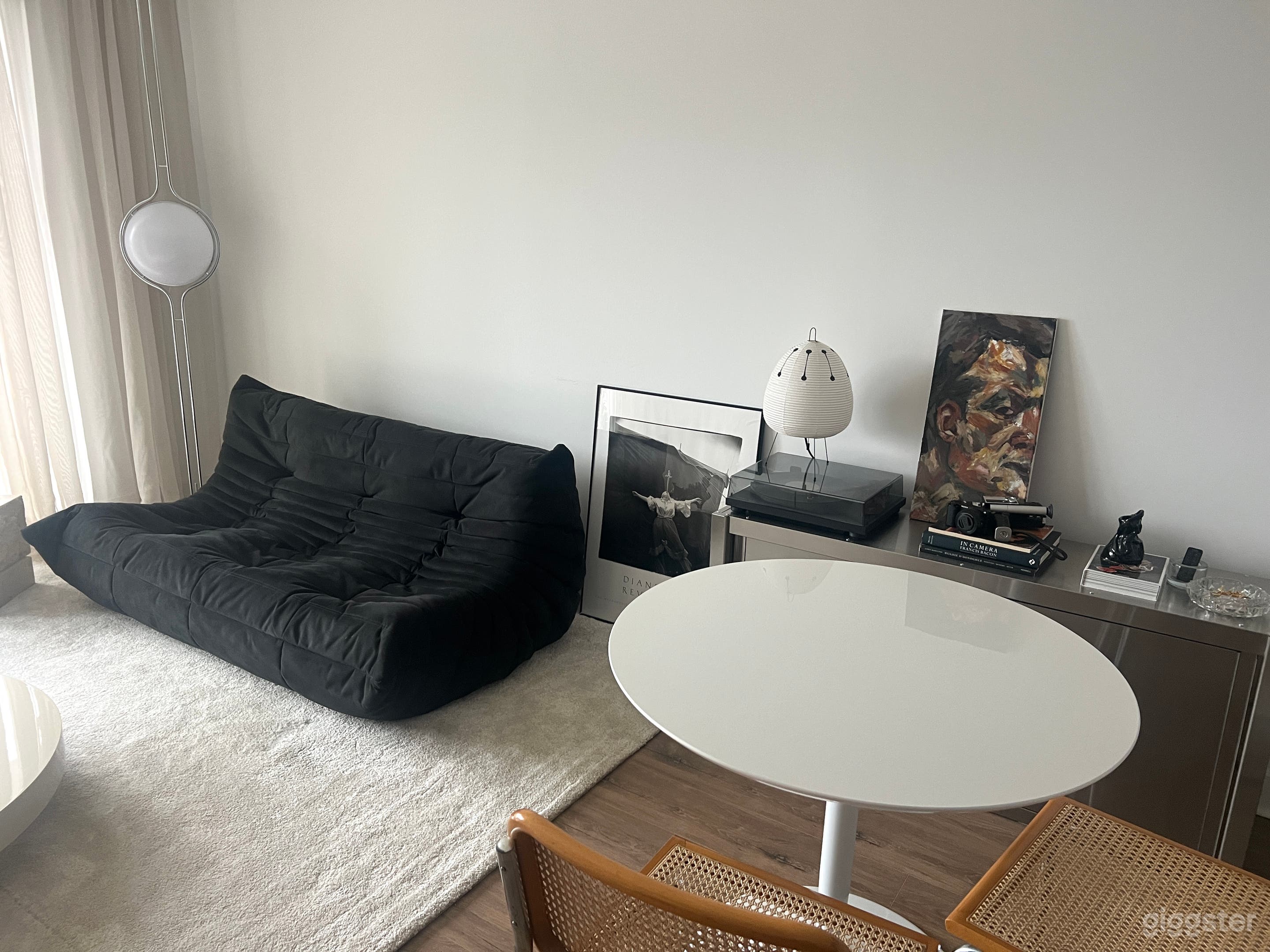 Stylish Studio Flat - with Designer Furniture Photo 2