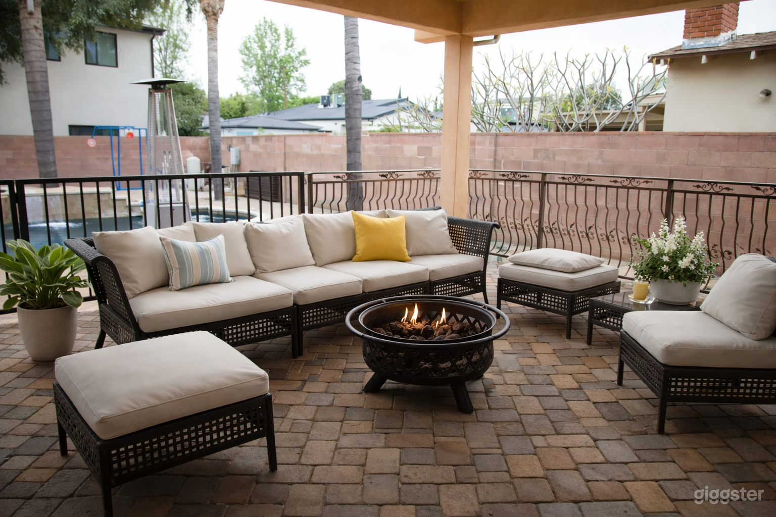 Spacious Indoor Home (Beautiful Outdoor Oasis & Heated Pool) Photo 2