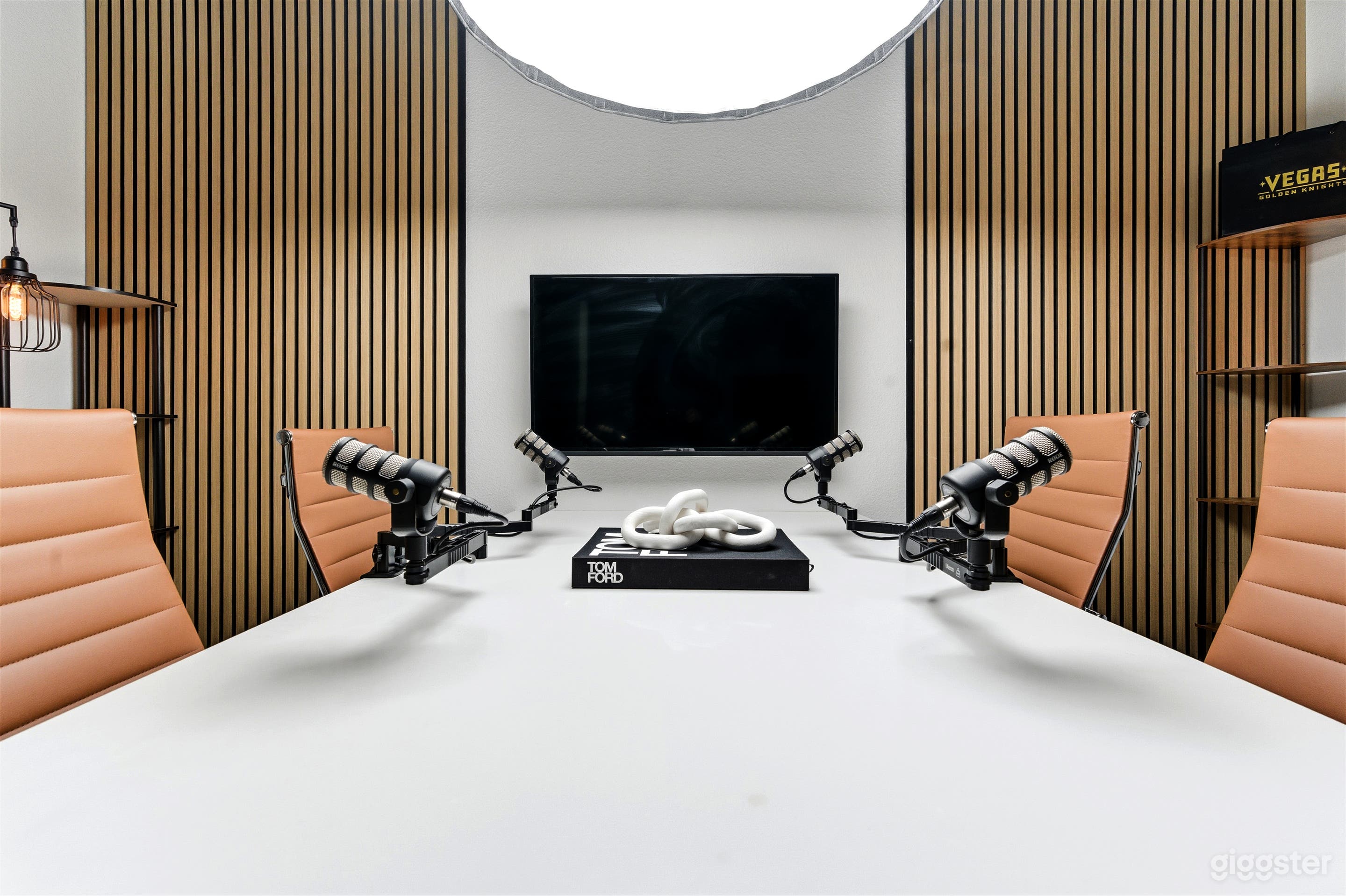 Interview Den Photo 3