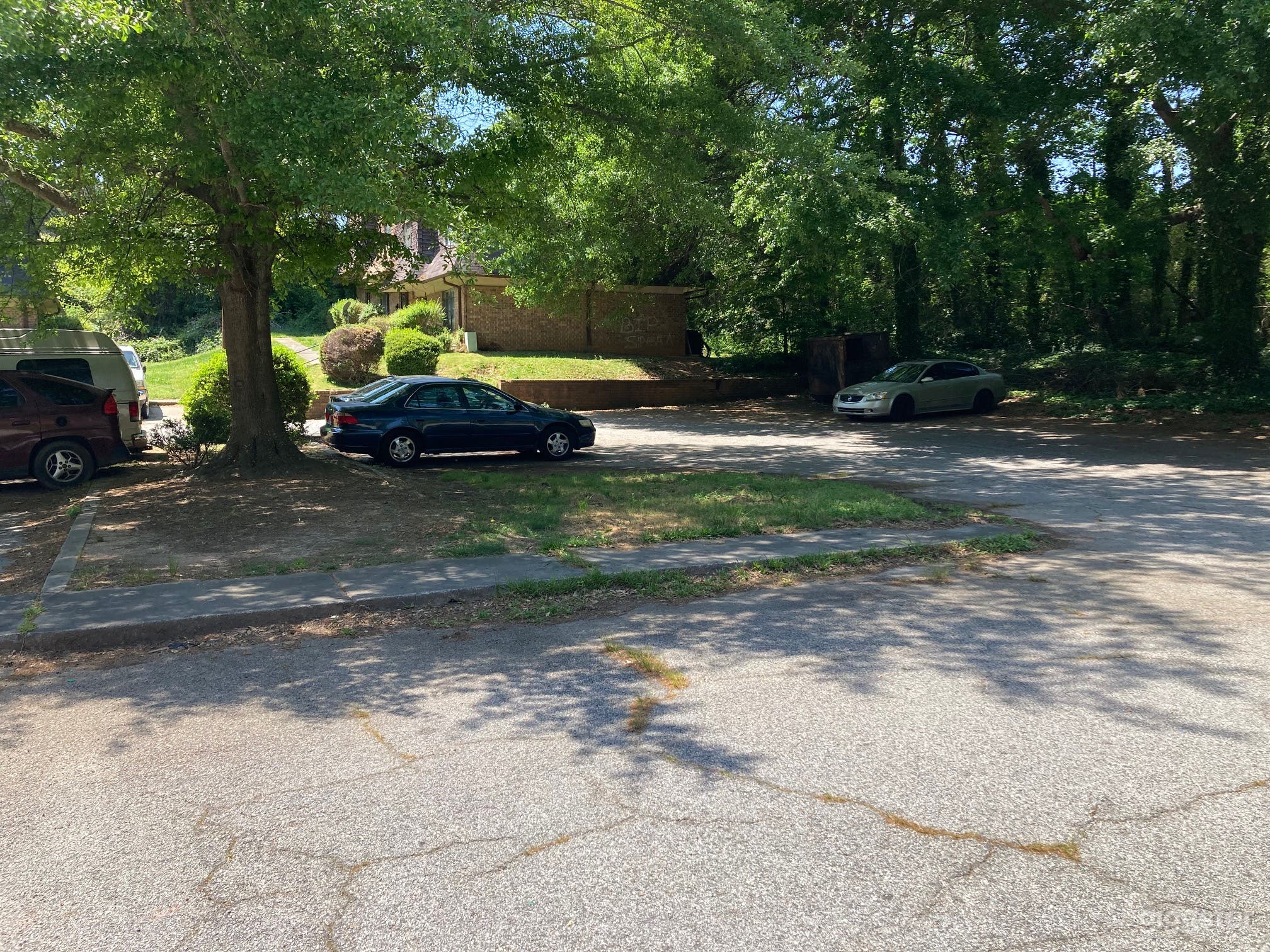 Parking lot with plenty of space. Plenty of place to TRAP