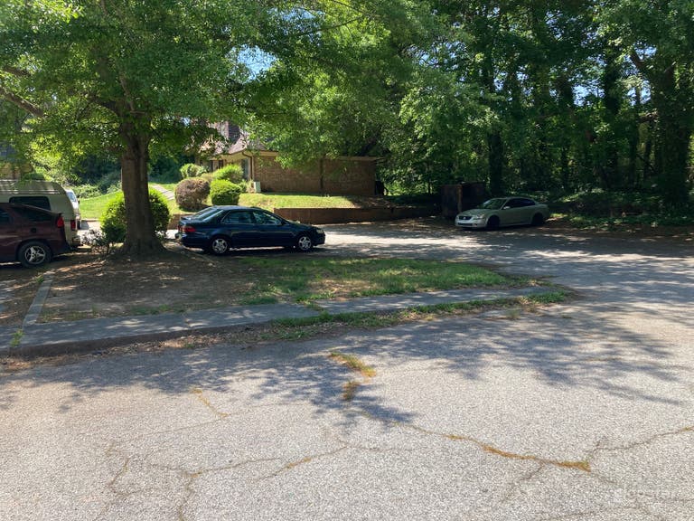  Parking lot with plenty of space. Plenty of place to TRAP 