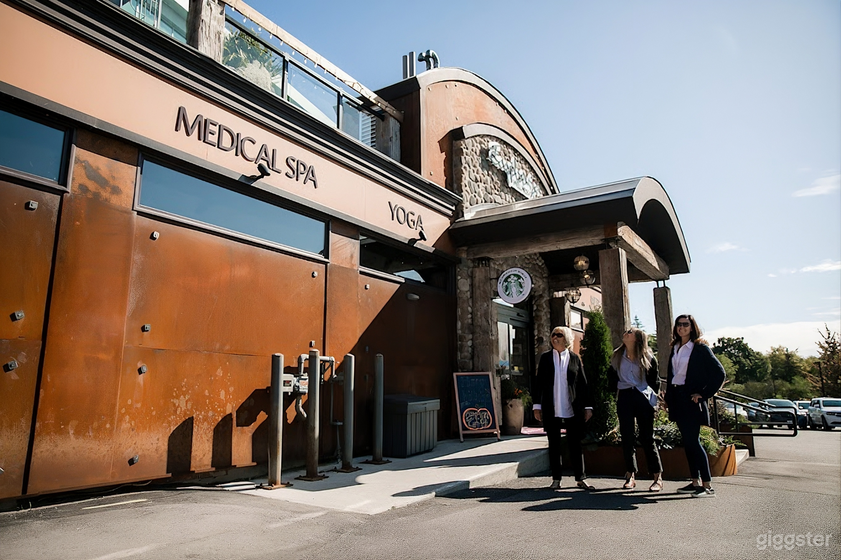 Top Canadian Spa + Outdoor Rooftop Patio Bar Photo 4