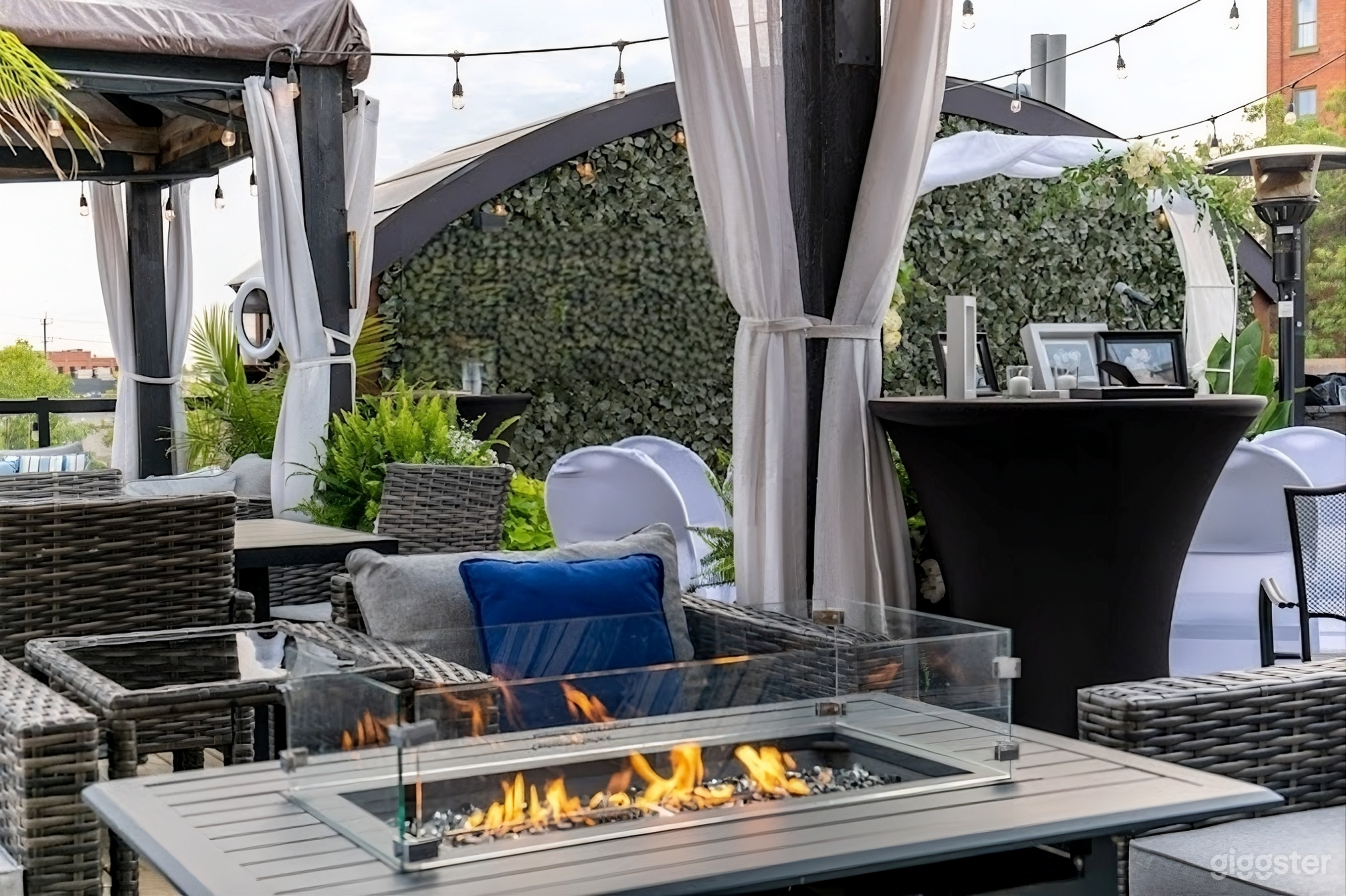 Top Canadian Spa + Outdoor Rooftop Patio Bar Photo 2