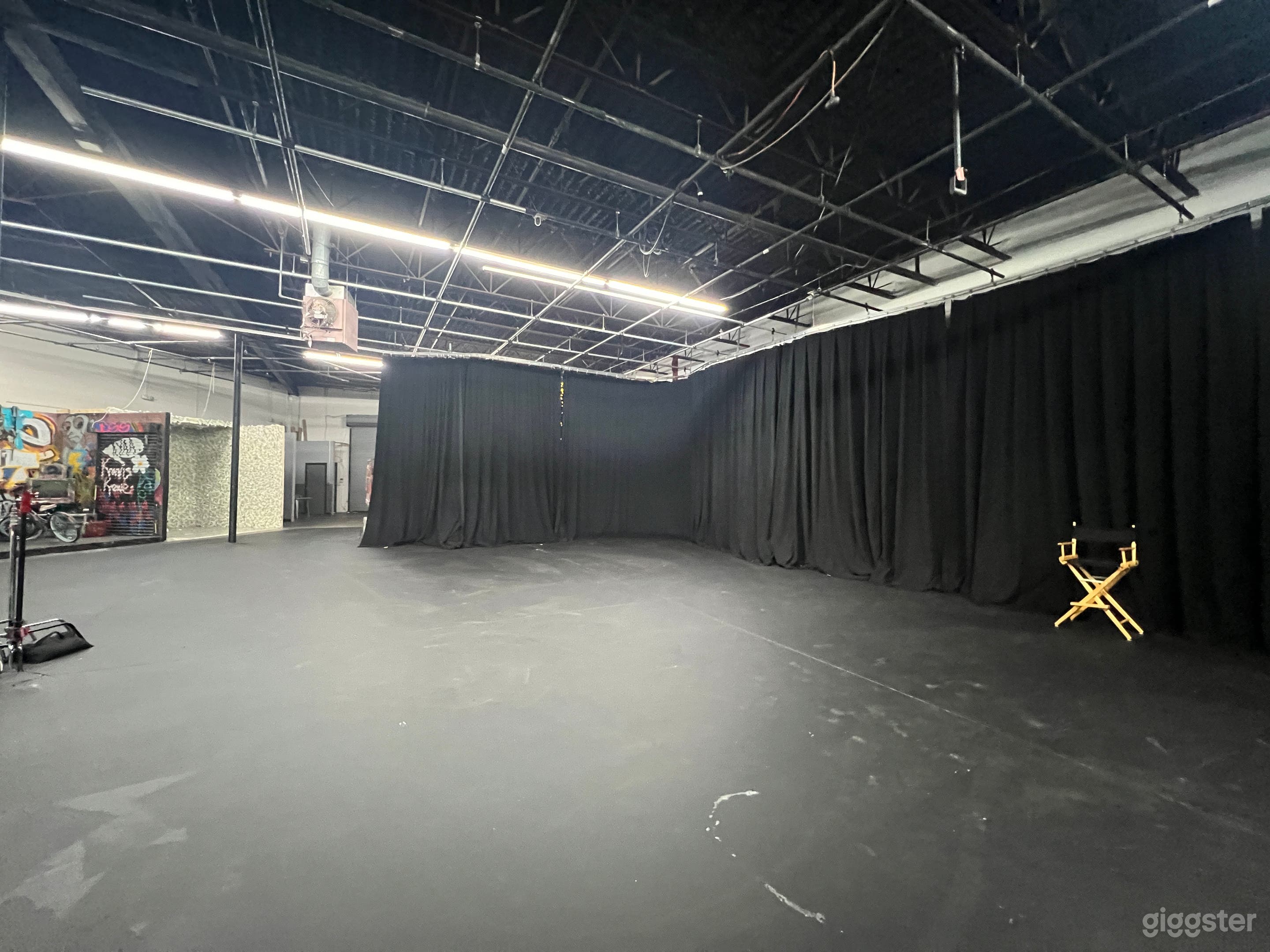 Large Black Box Soundstage Photo 3