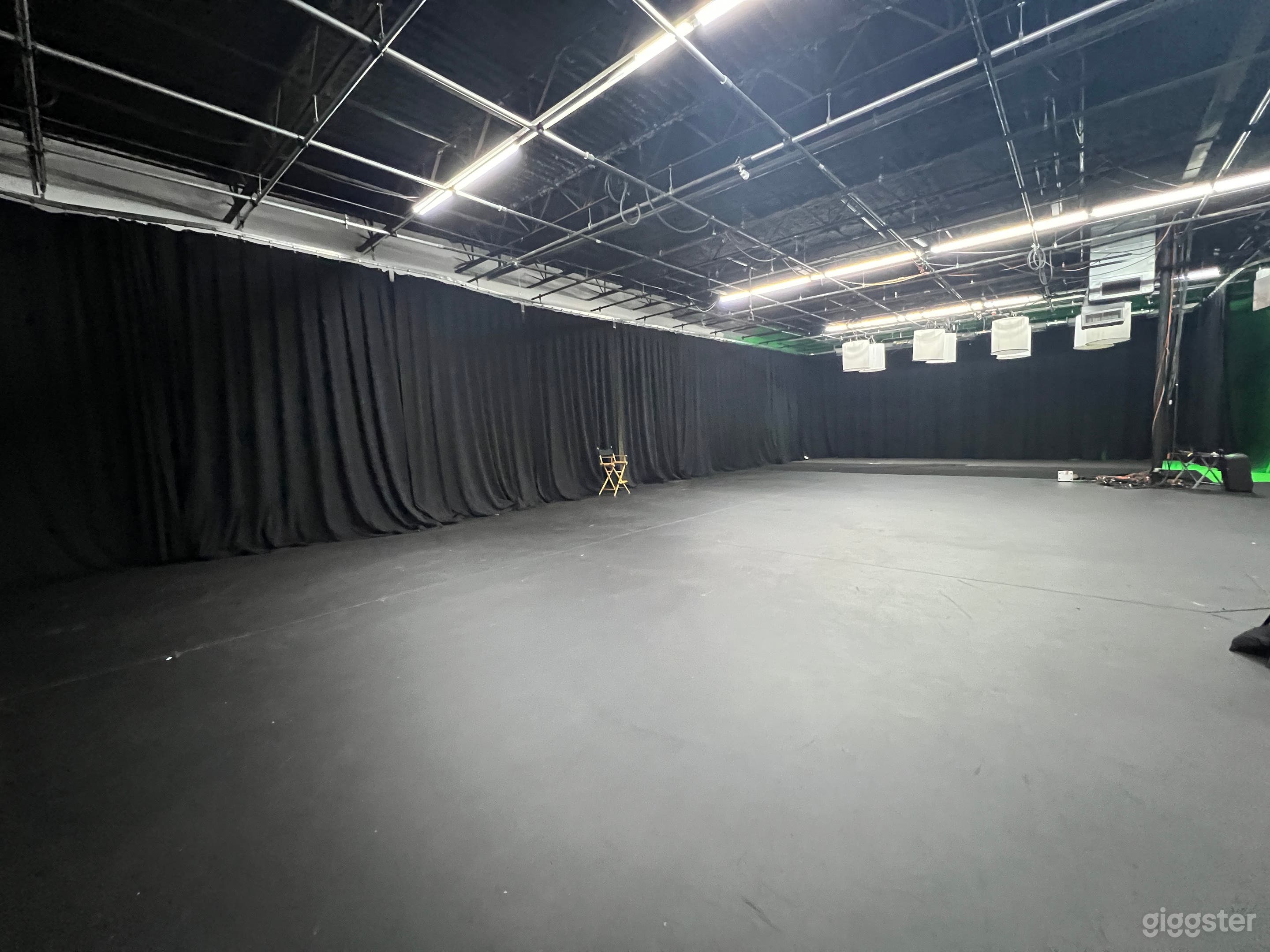 Large Black Box Soundstage Photo 2