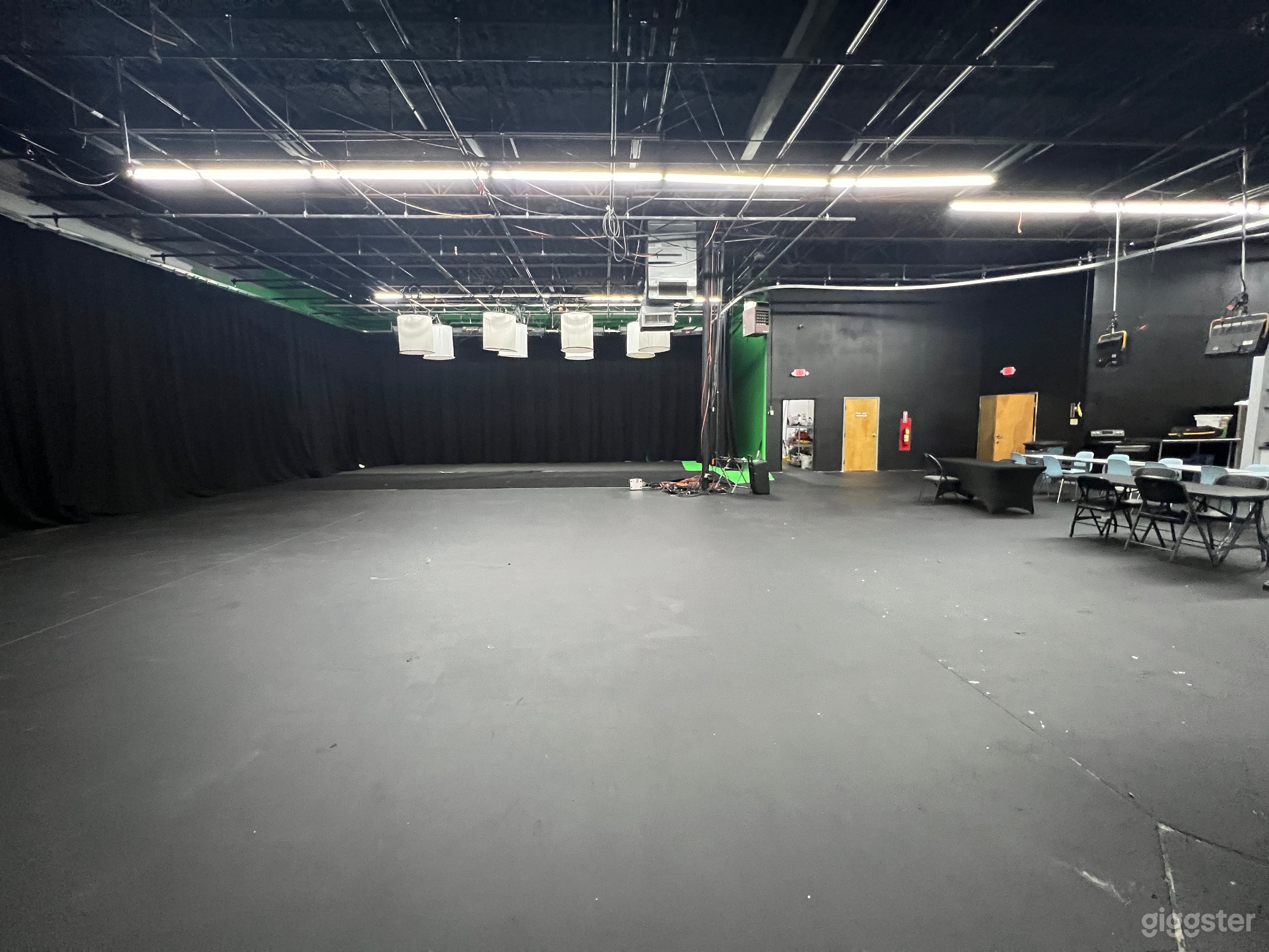 Large Black Box Soundstage Photo 4