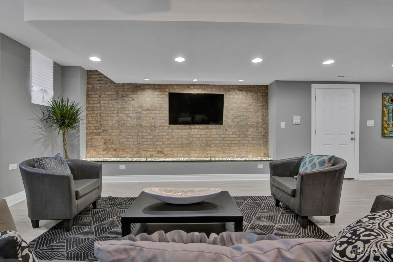 En Bronze Designer Condo w Architectural Detail  Photo 4