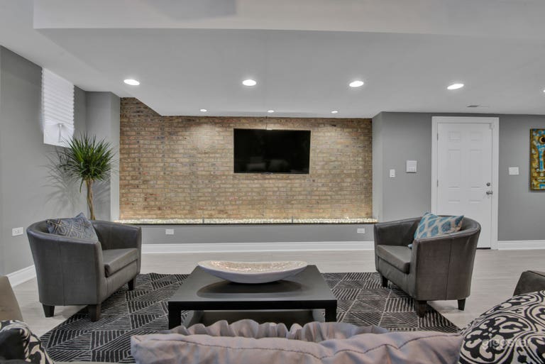  Condominio di design in bronzo con dettagli architettonici 