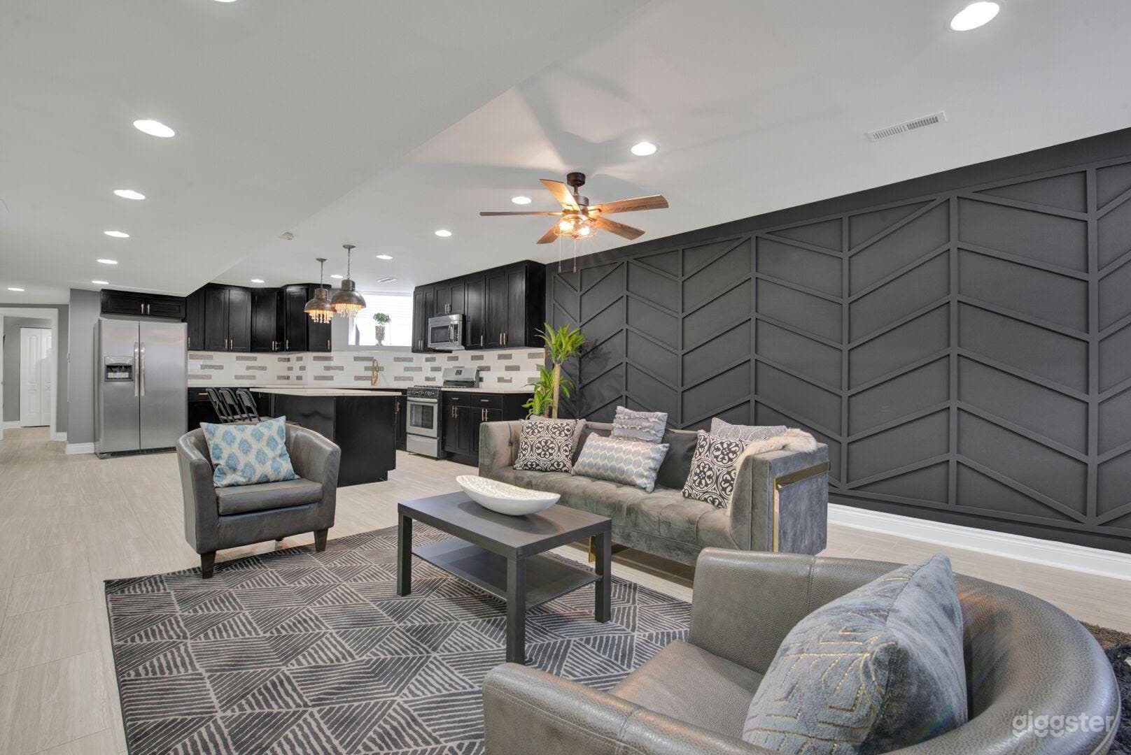 En Bronze Designer Condo w Architectural Detail  Photo 1