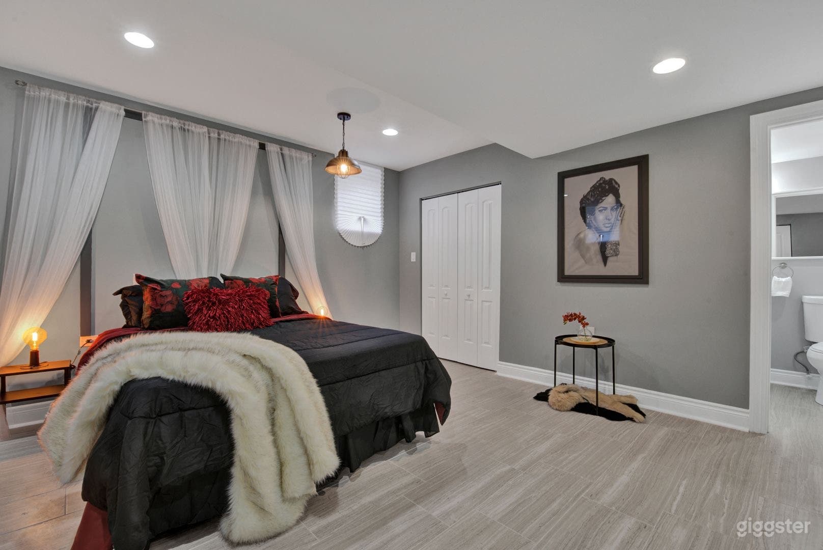 En Bronze Designer Condo w Architectural Detail  Photo 2