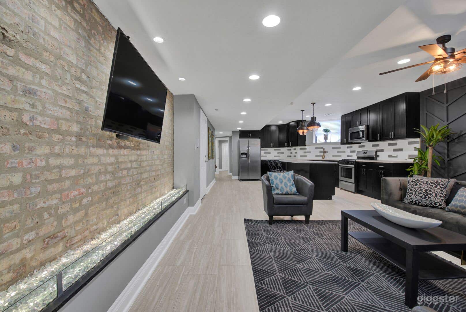 En Bronze Designer Condo w Architectural Detail  Photo 3