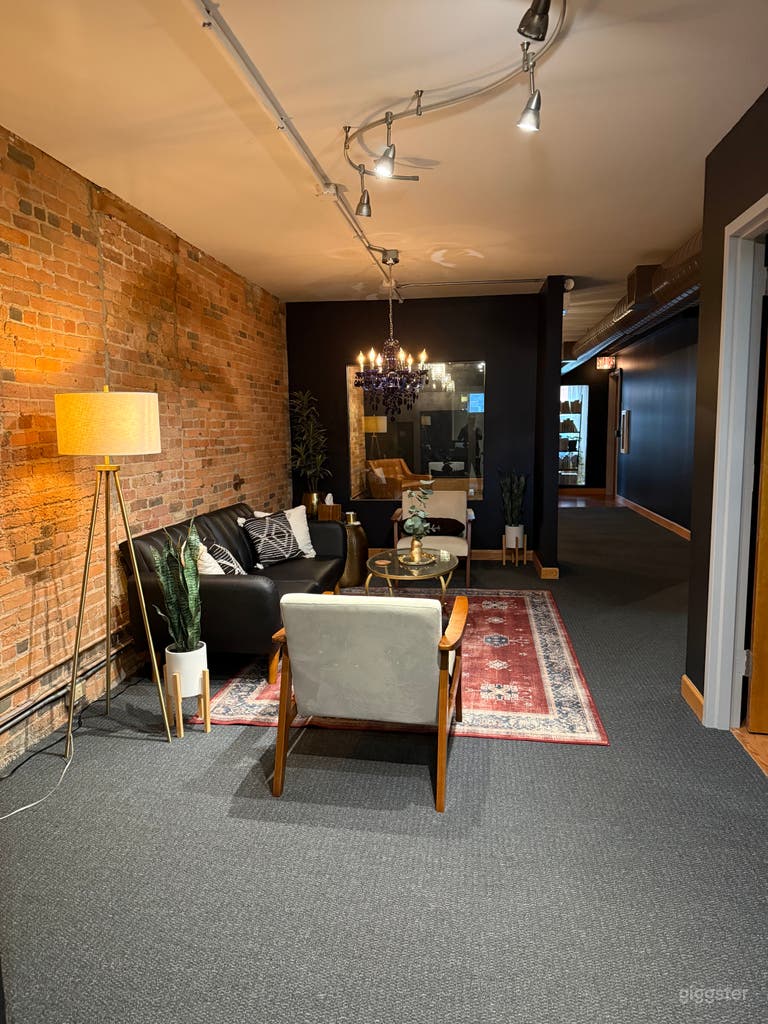  Cozy Therapy Office in West Loop 