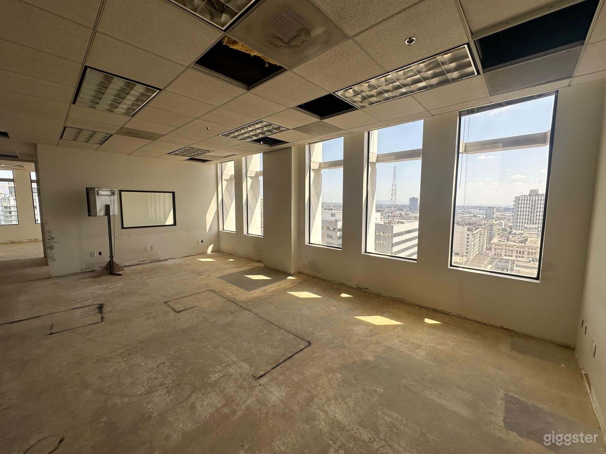 DTLA Abandoned Skyline Loft Photo 4