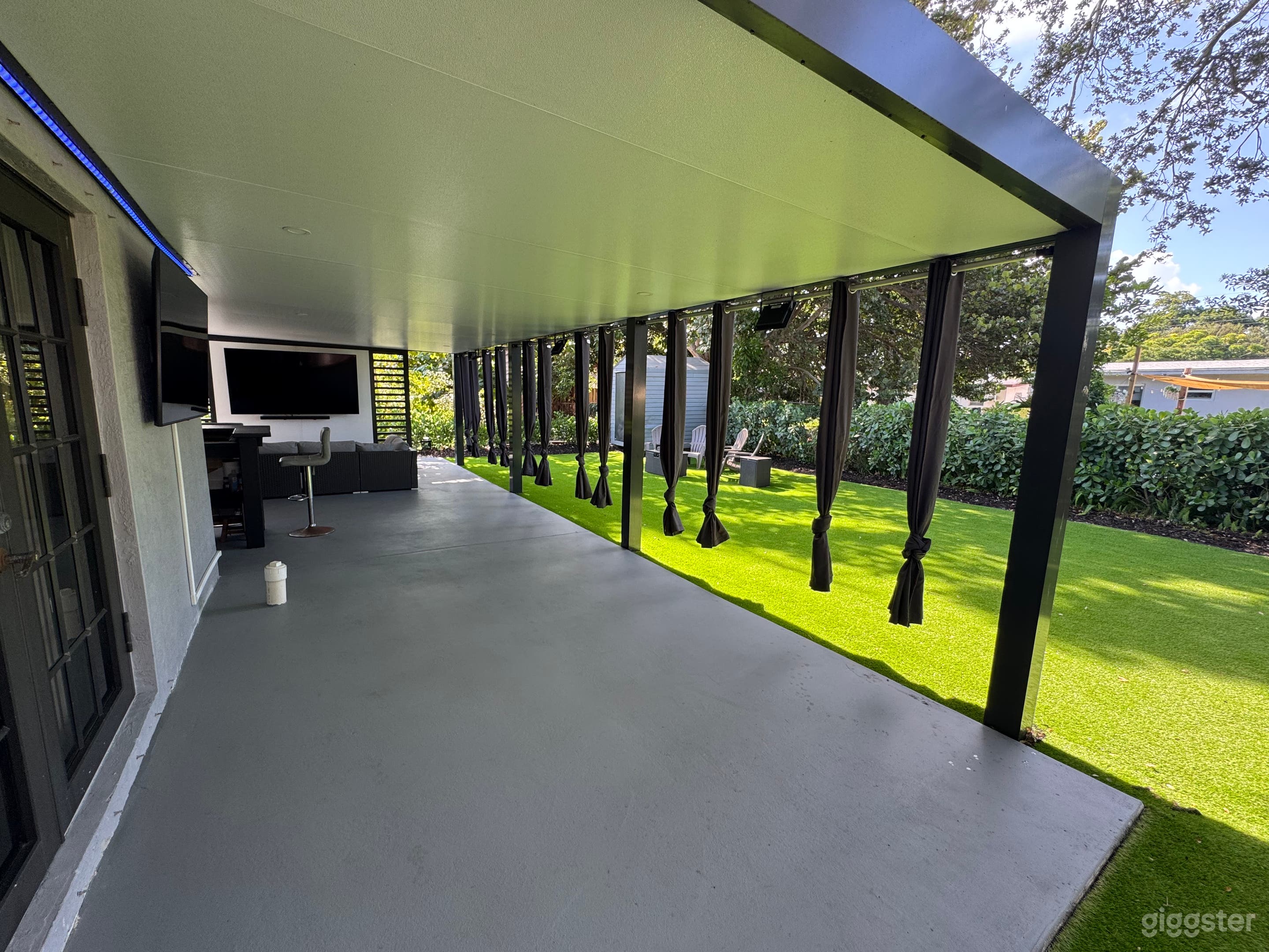 Modern Outdoor Lounge &amp; Entertainment Space with Bar Photo 3