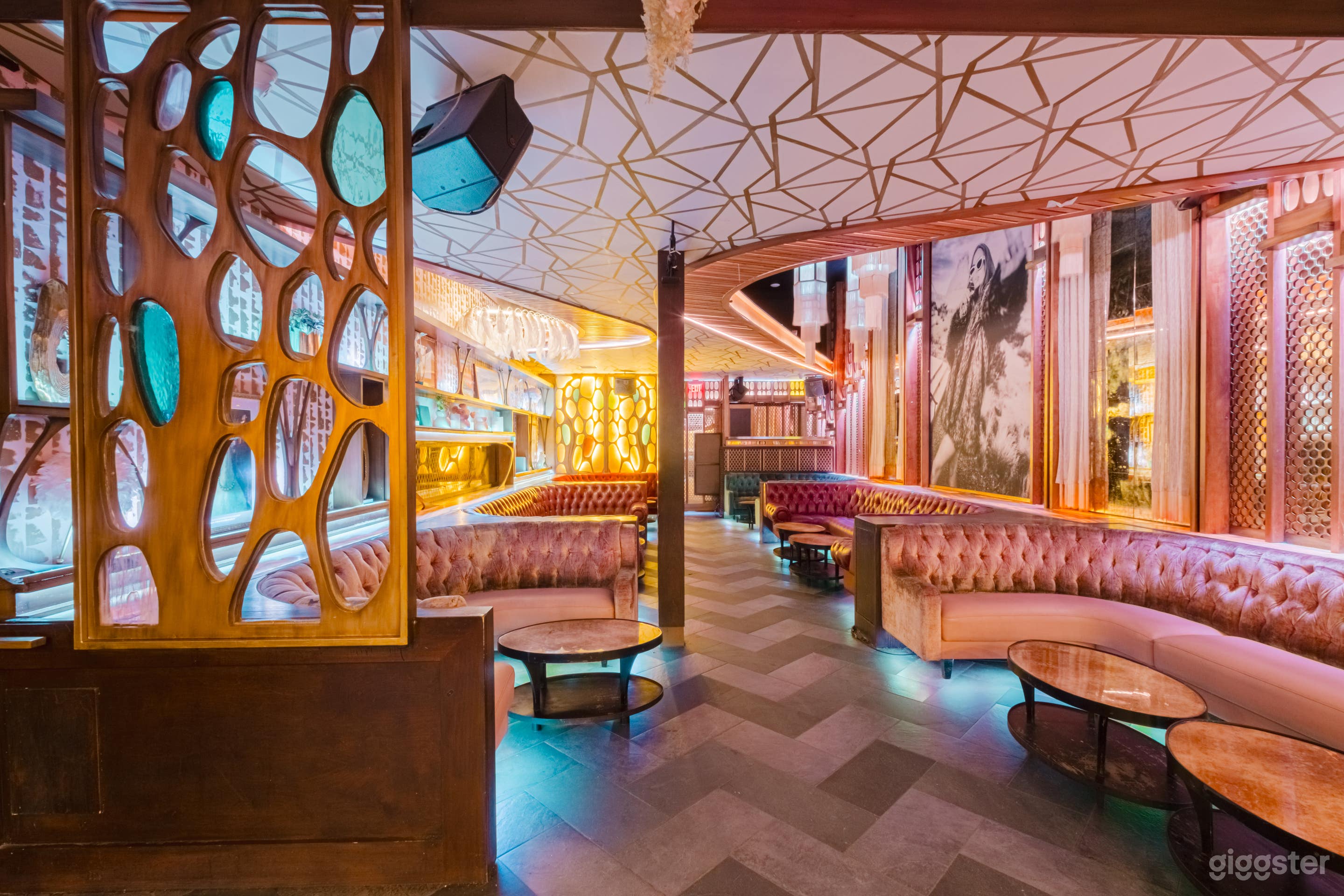 NEON NIGHTSCAPE SUNSET LOUNGE Photo 2