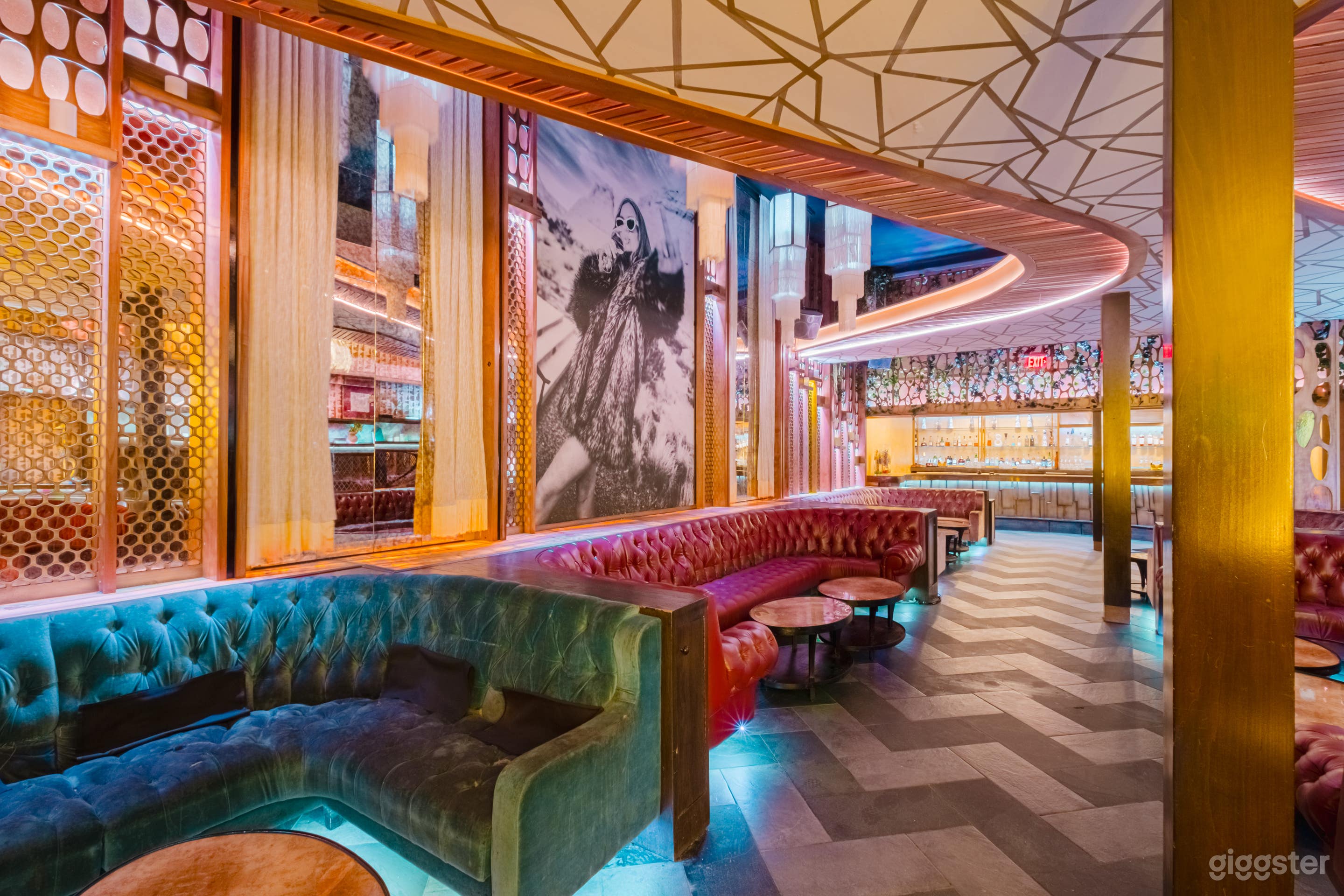 NEON NIGHTSCAPE SUNSET LOUNGE Photo 4