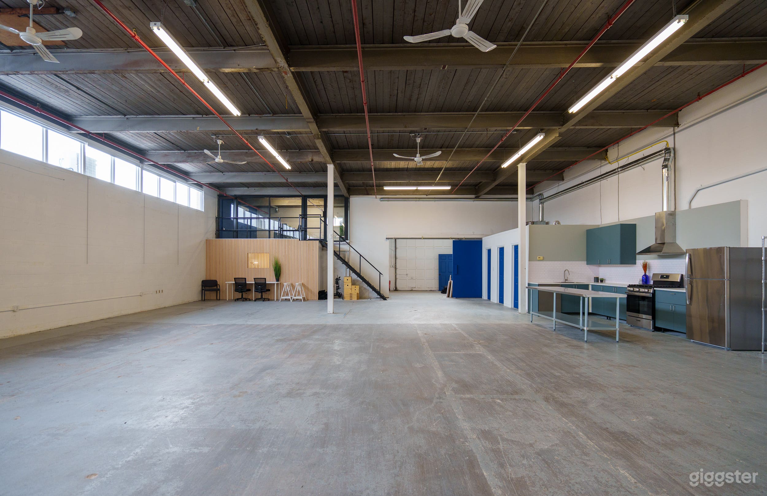 Large studio space with camera-ready kitchen  Photo 3
