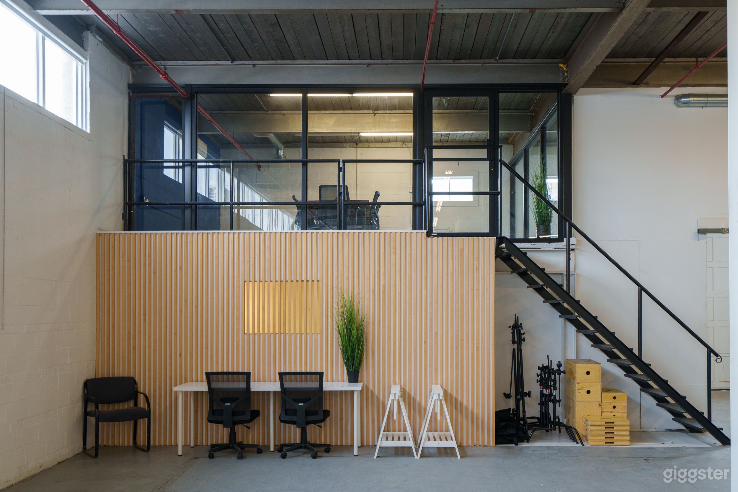 Large studio space with camera-ready kitchen  Photo 2