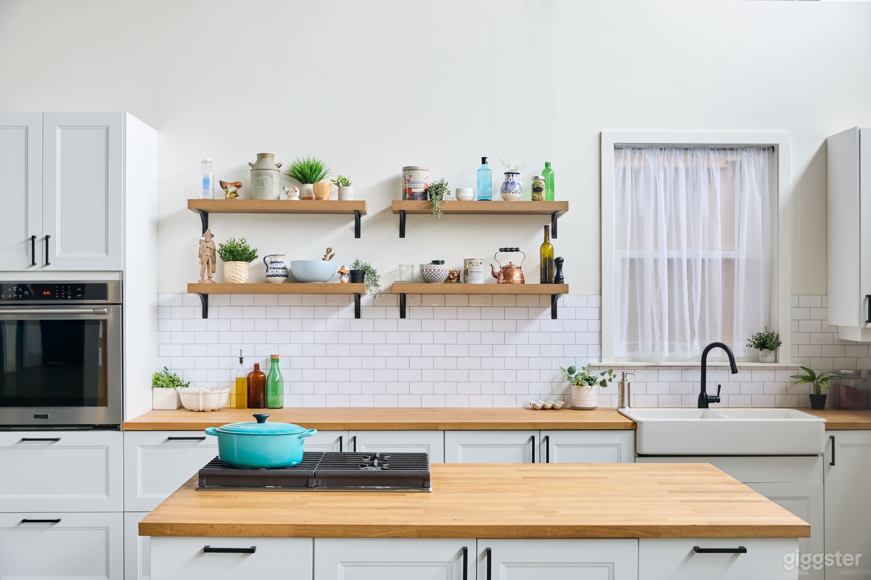 Large studio space with camera-ready kitchen  Photo 1