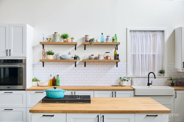  Large studio space with camera-ready kitchen  