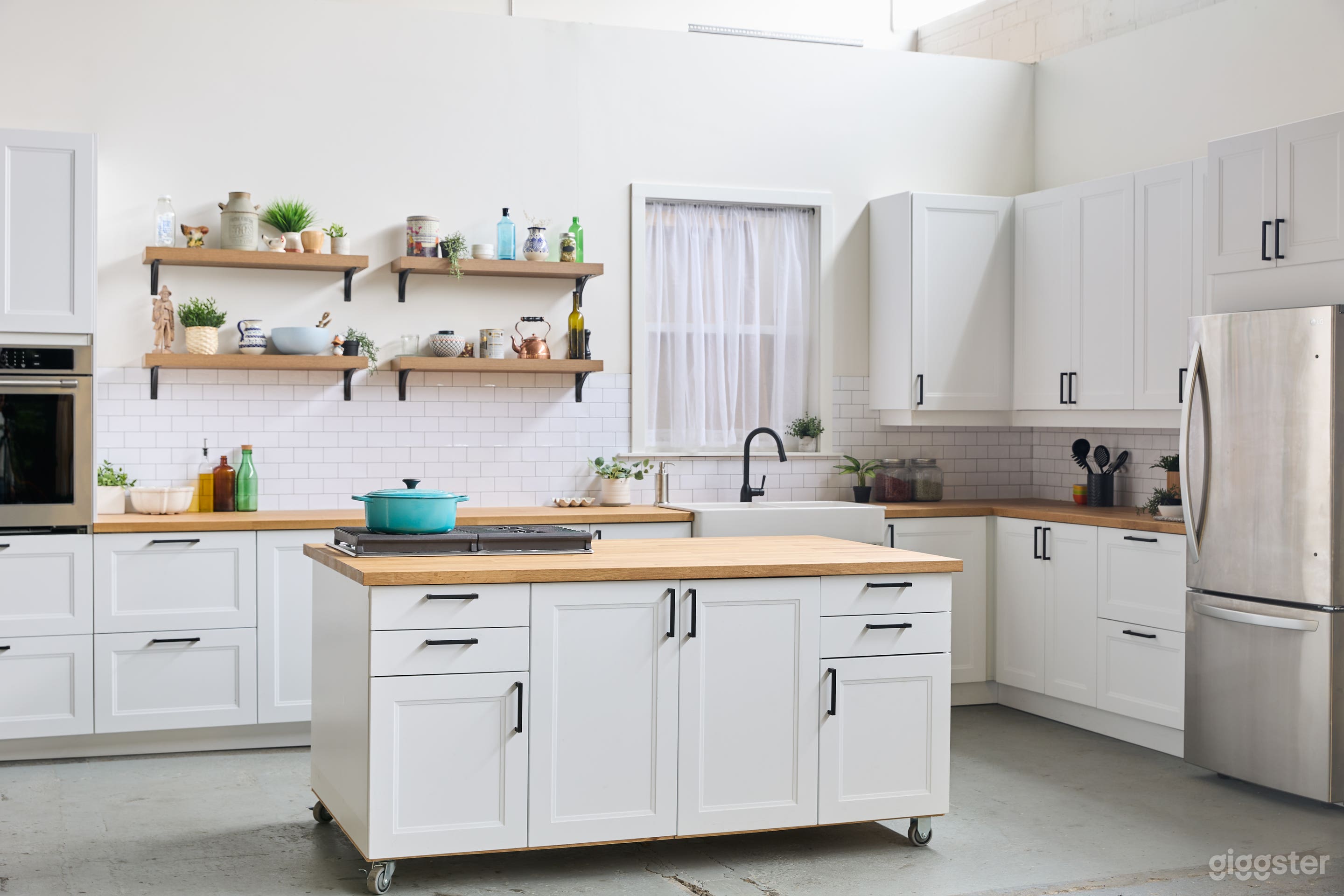 Large studio space with camera-ready kitchen  Photo 4