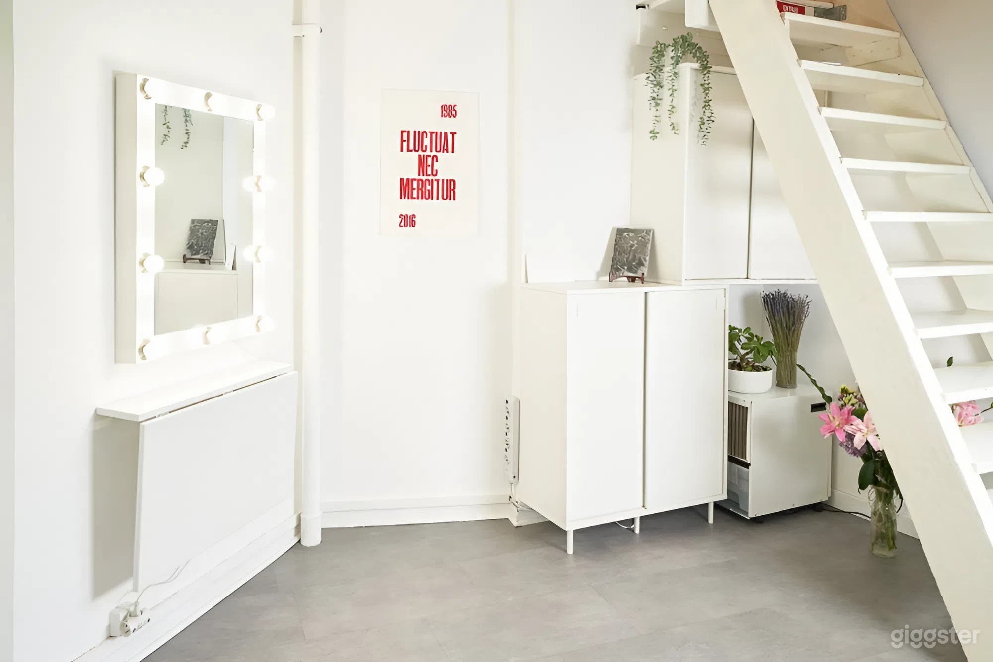 Chic Parisian Photo Studio with Terrace & Pro Equipment Photo 2